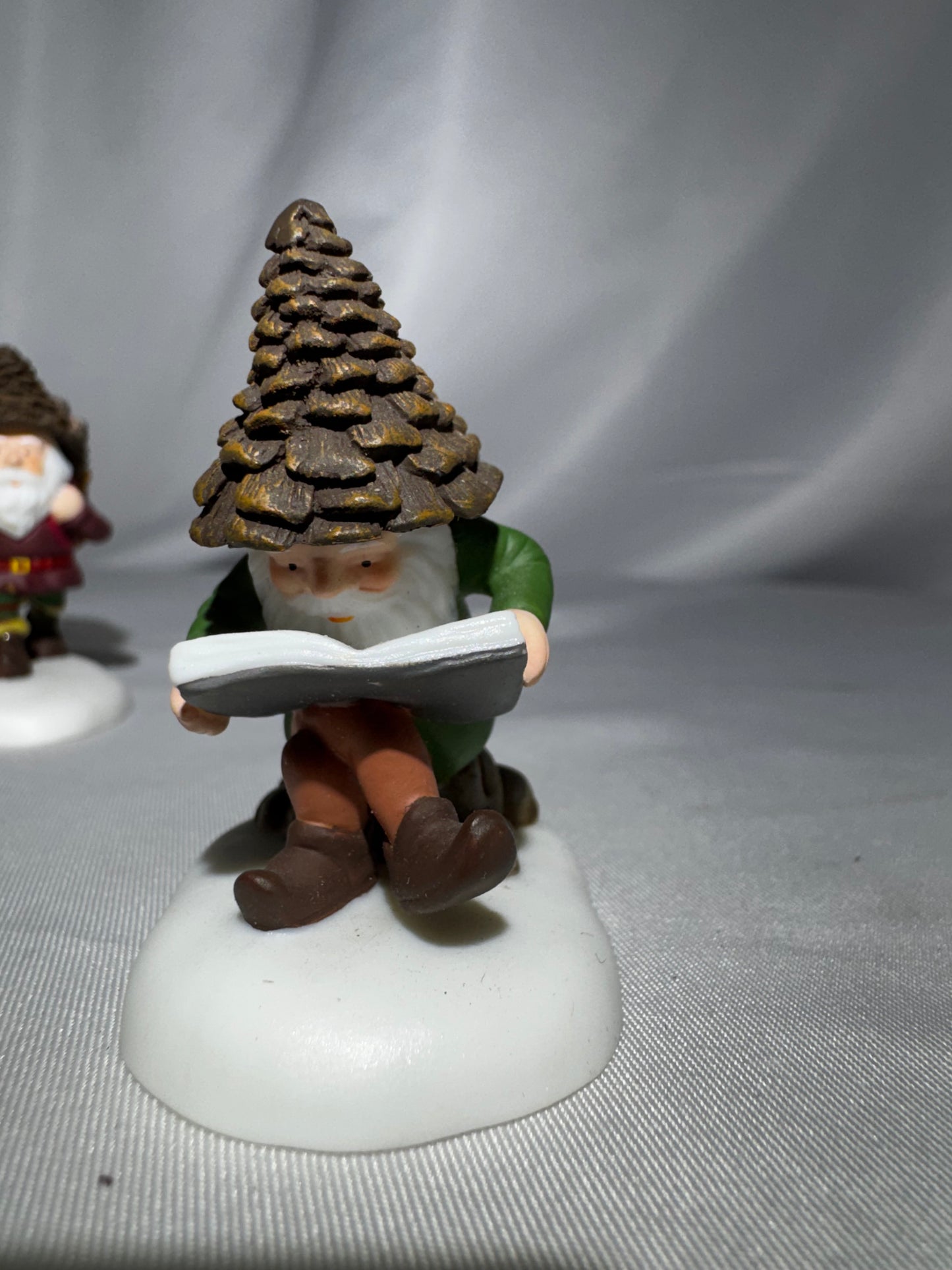 Department 56 North Pole Woods Elves #56.56922 Retired Village Accessory Set READ
