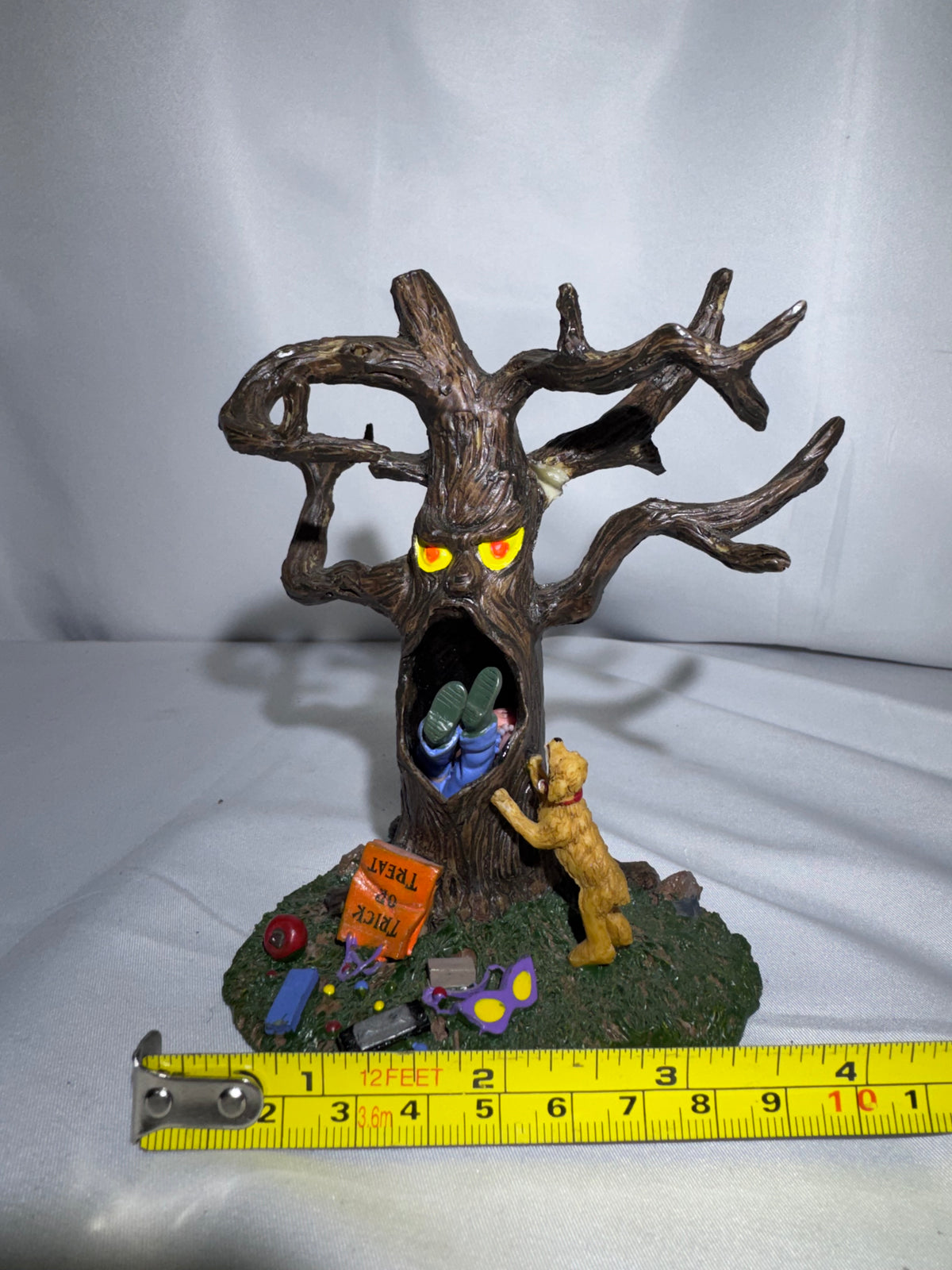 Lemax Spooky Town “Trick or Treater-Eating Tree” #53510 — 2005 Retired
