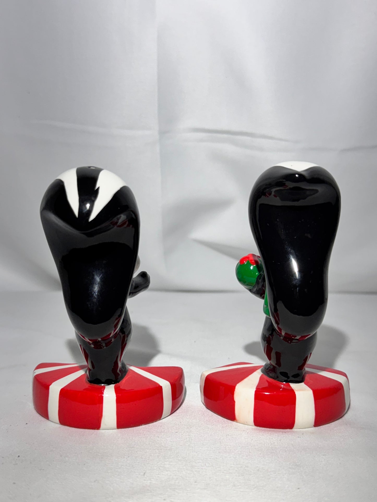 Looney Tunes Warner Brothers 1998 Pepé Le Pew & Penelope Salt and Pepper Shakers