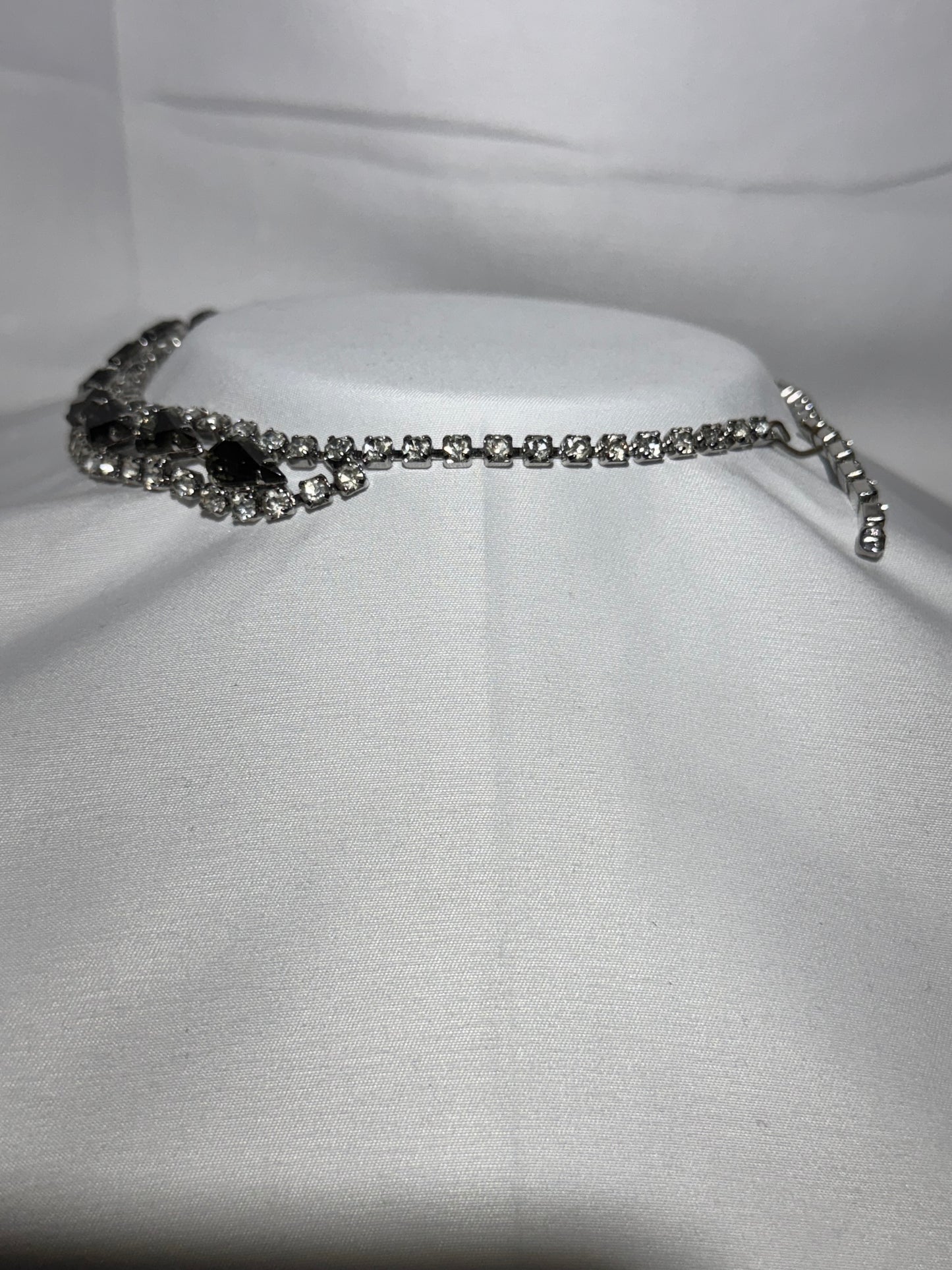 Vintage Women’s Pear-Shaped Rhinestone Necklace / Choker – Silver Tone