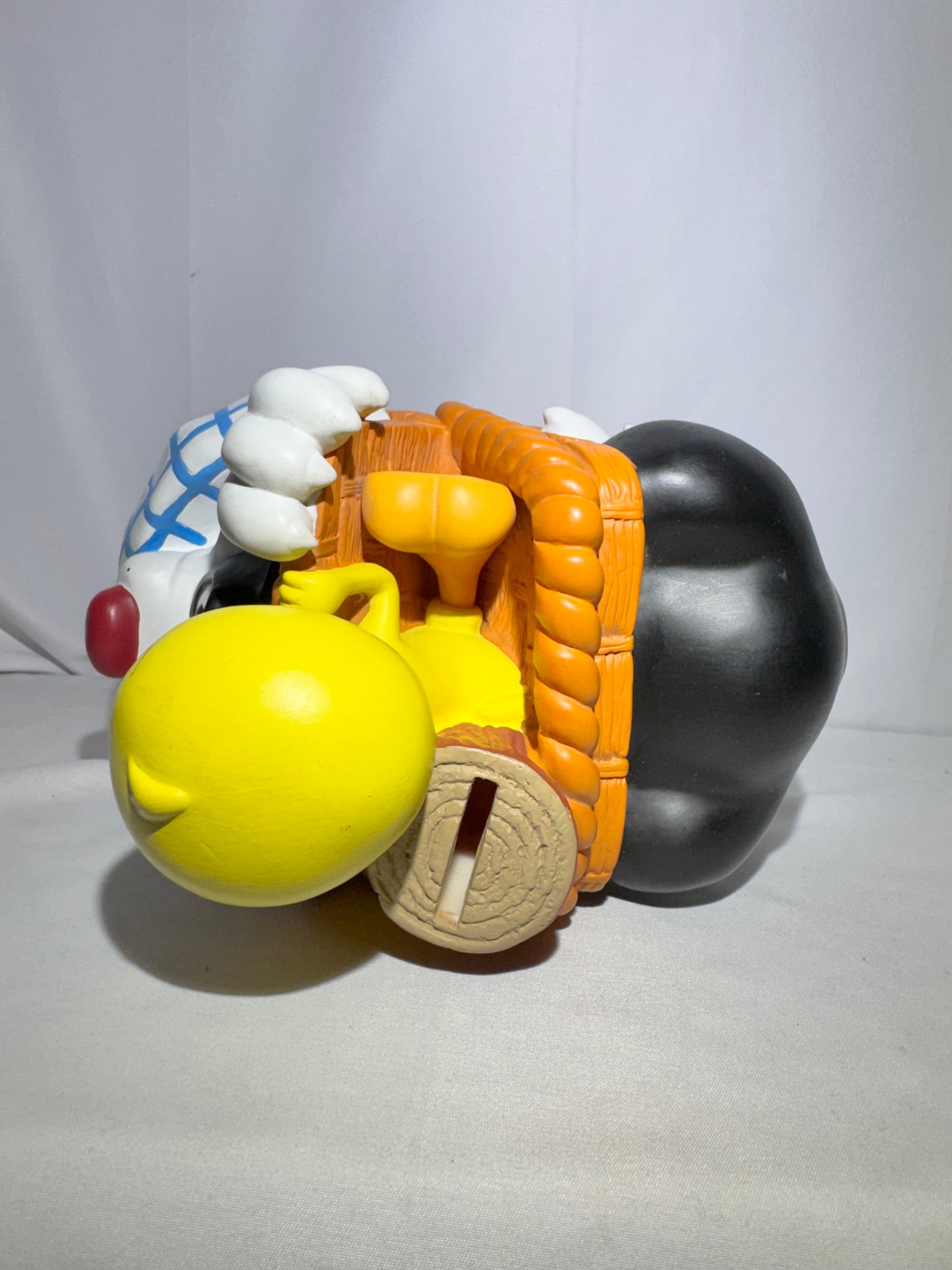 Vintage 1999 Warner Bros Looney Tunes Tweety & Sylvester Picnic Basket Piggy Bank