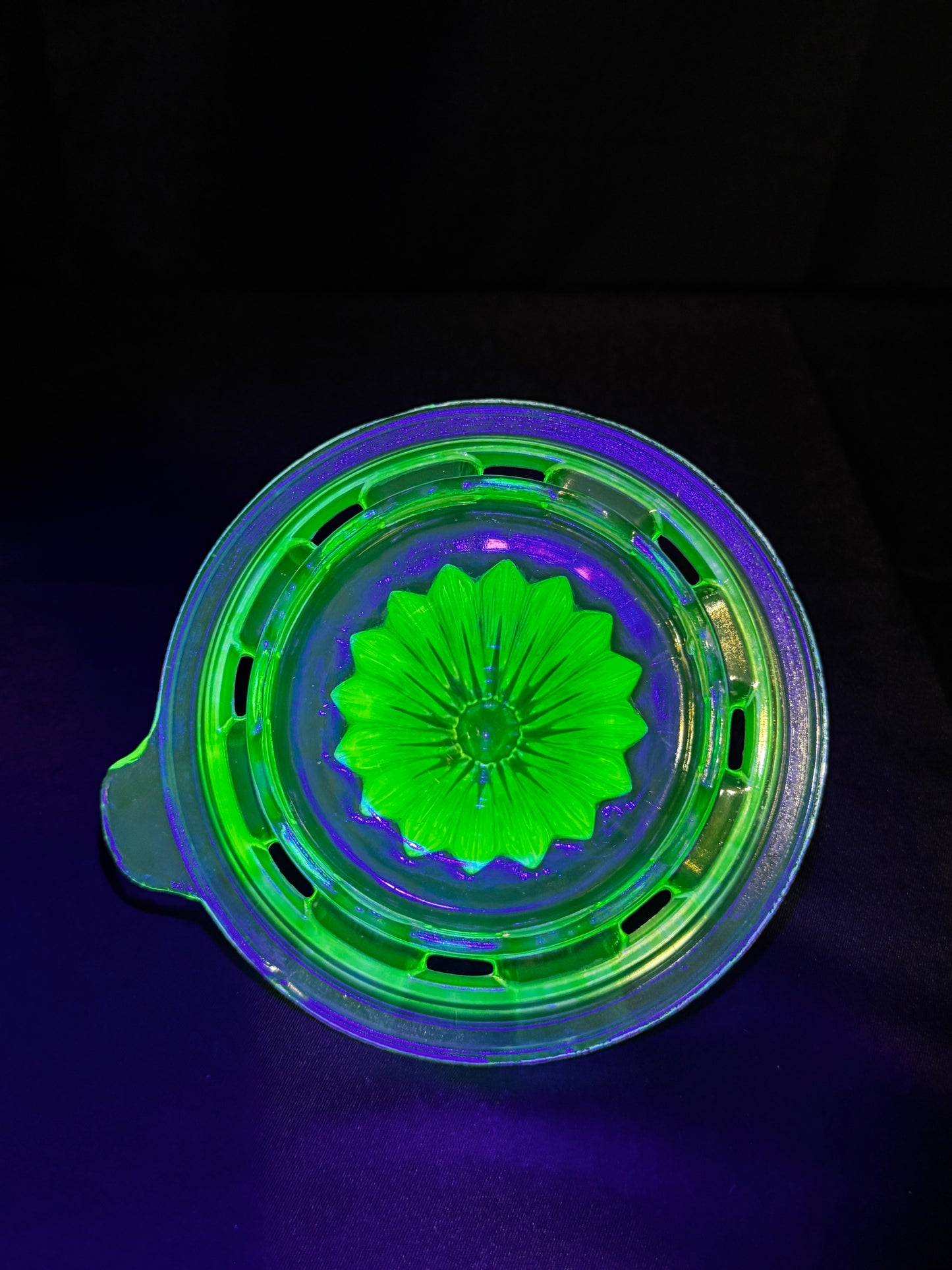 Vintage Uranium Glass Citrus Reamer Juicer Green Depression Glass 5.5” UV Reactive