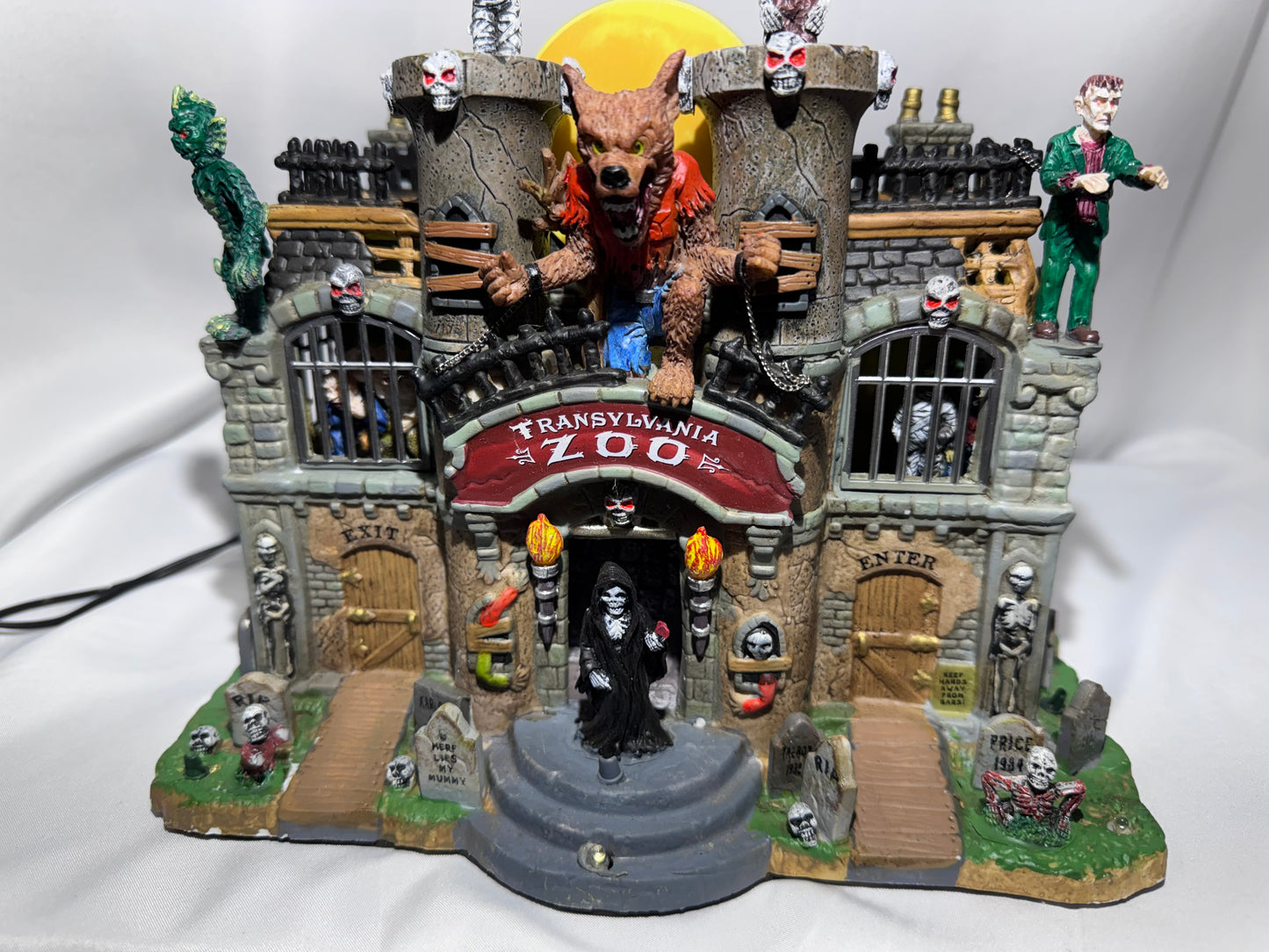 Lemax Spooky Town Transylvania Zoo – Animated Lighted & Musical Halloween Building – Retired