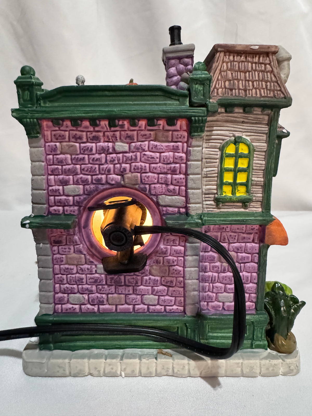 Lemax Spooky Town Ghouly Grocer #95458 – 2019 – Lighted Porcelain Building – Original Box