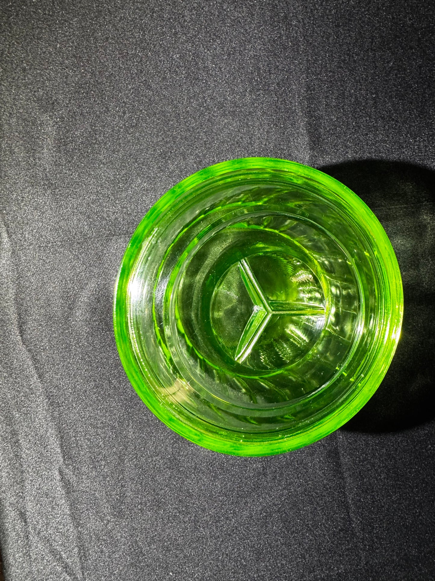 Vintage Anchor Hocking Uranium Glass Refrigerator Dish w/ Lid Ribbed Depression Glass UV Glow 5.5”