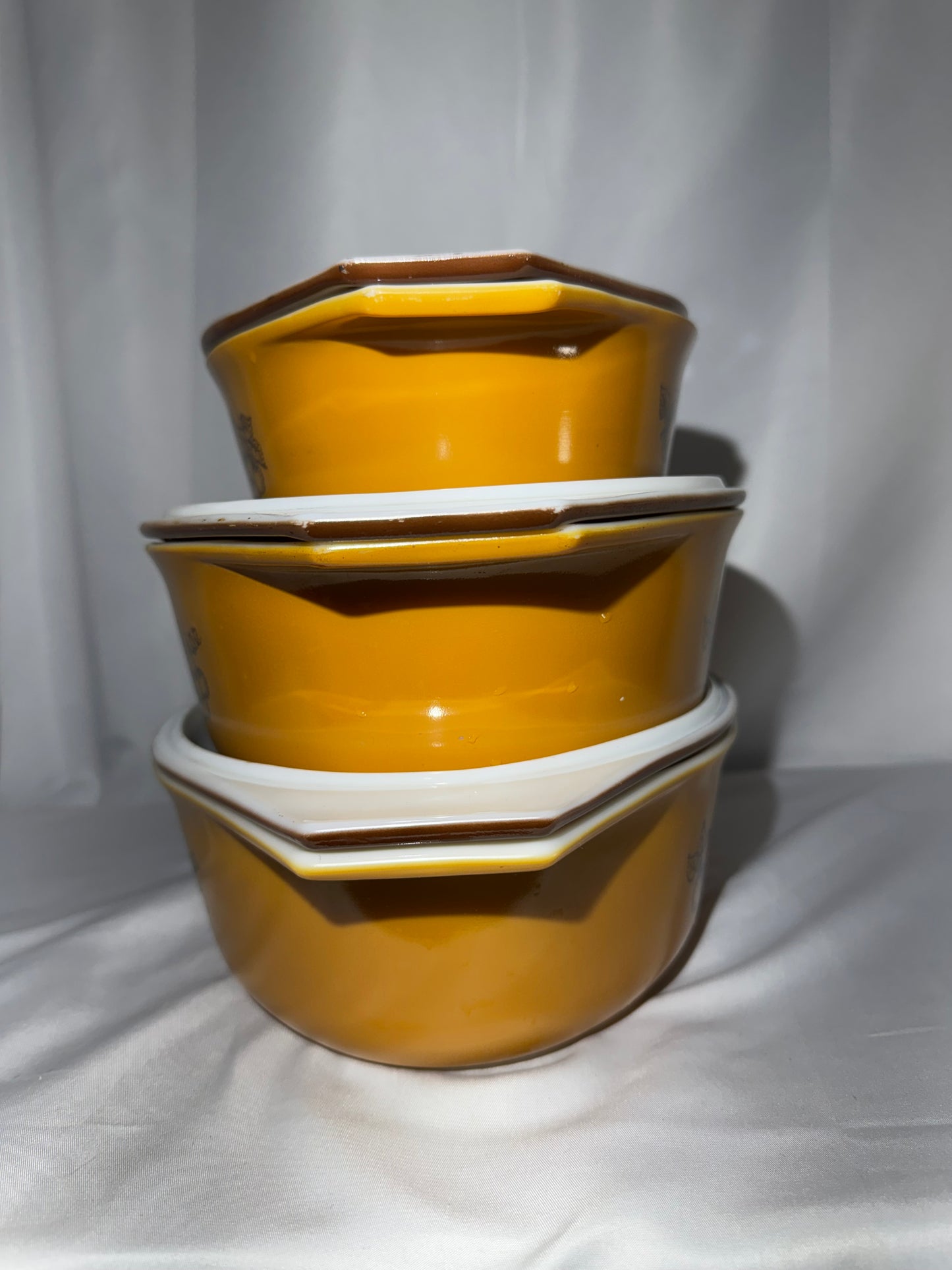 Vintage Pyrex Old Orchard Casserole Dish Set of 3 w/ Lids 1.5 Qt & 2.5 Qt Brown Fruit