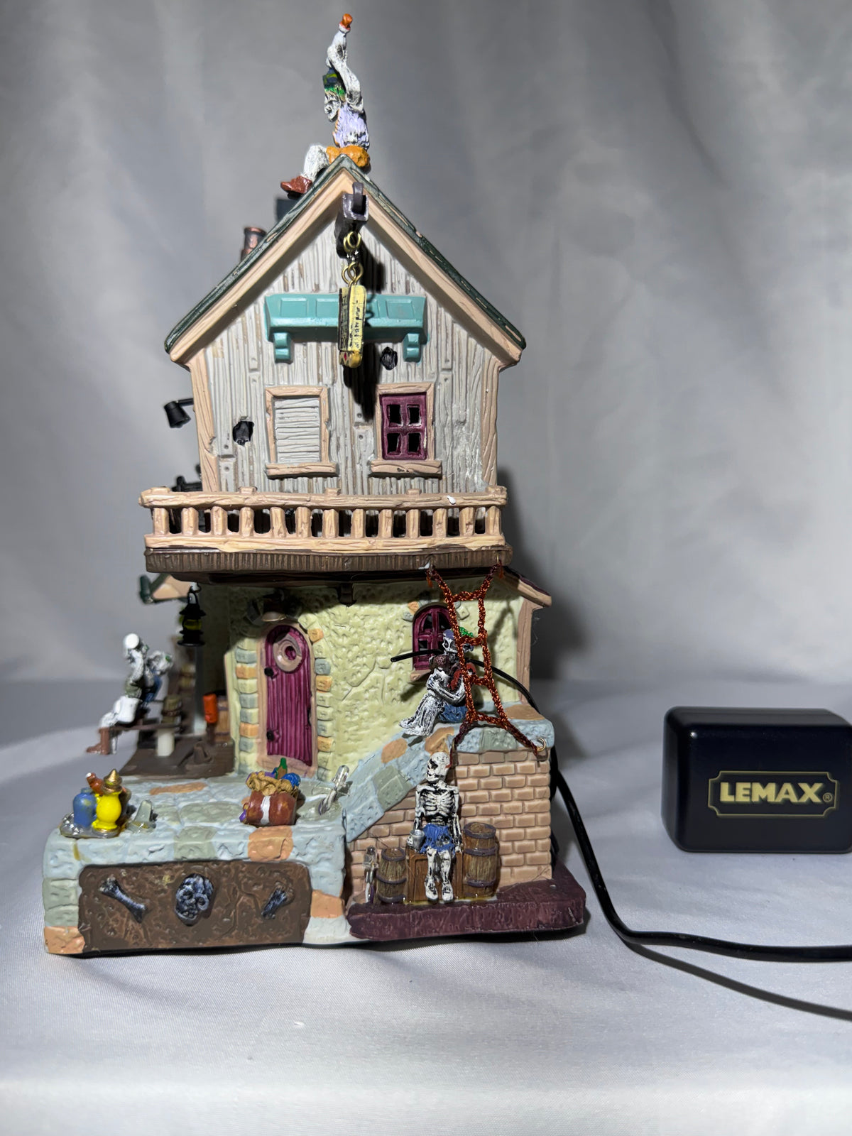 Lemax Spooky Town Pirates Pub & Grub #85666 – Retired Halloween Village – Original Box