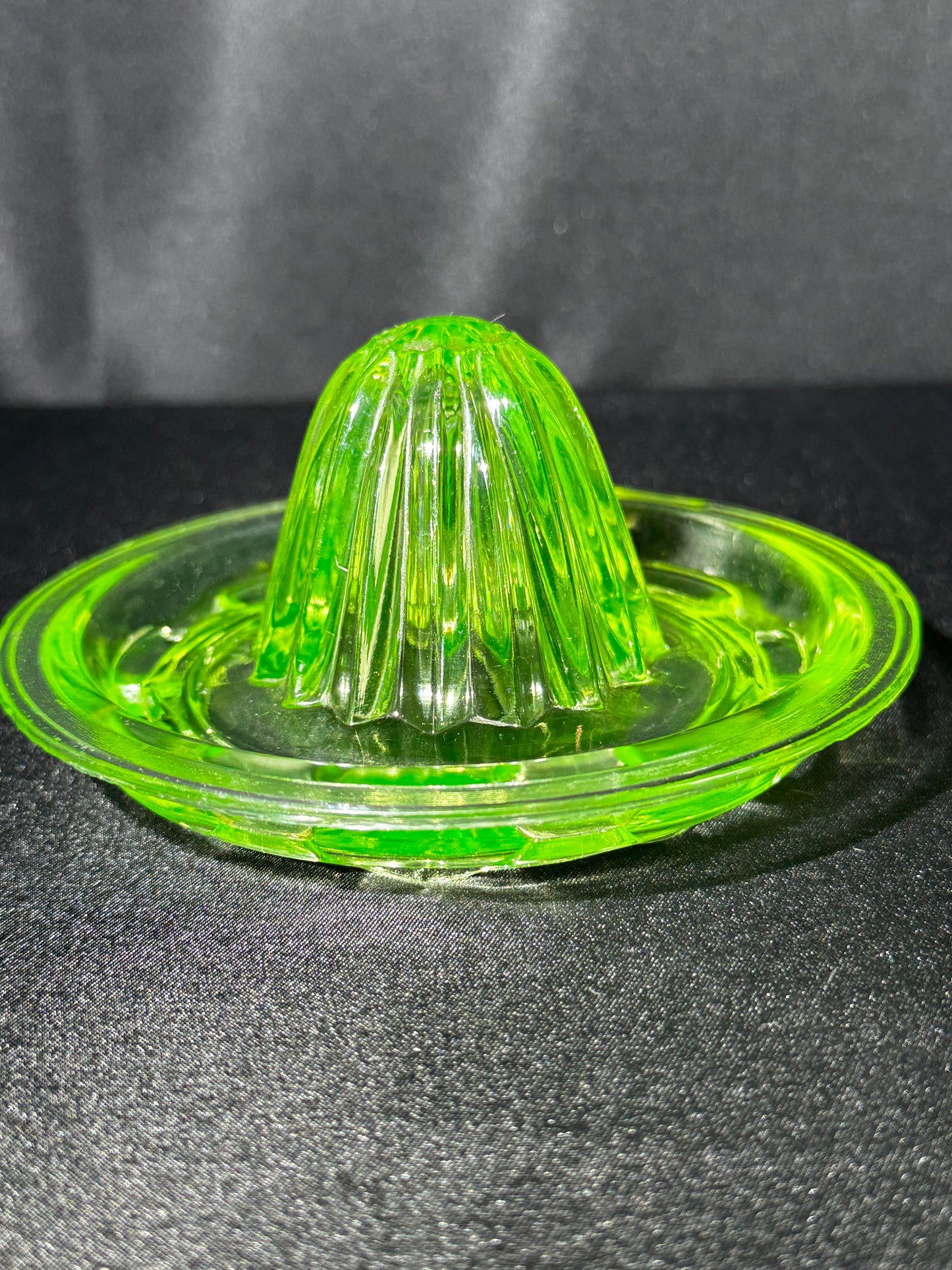 Vintage Uranium Glass Citrus Reamer Juicer Green Depression Glass 5.5” UV Reactive