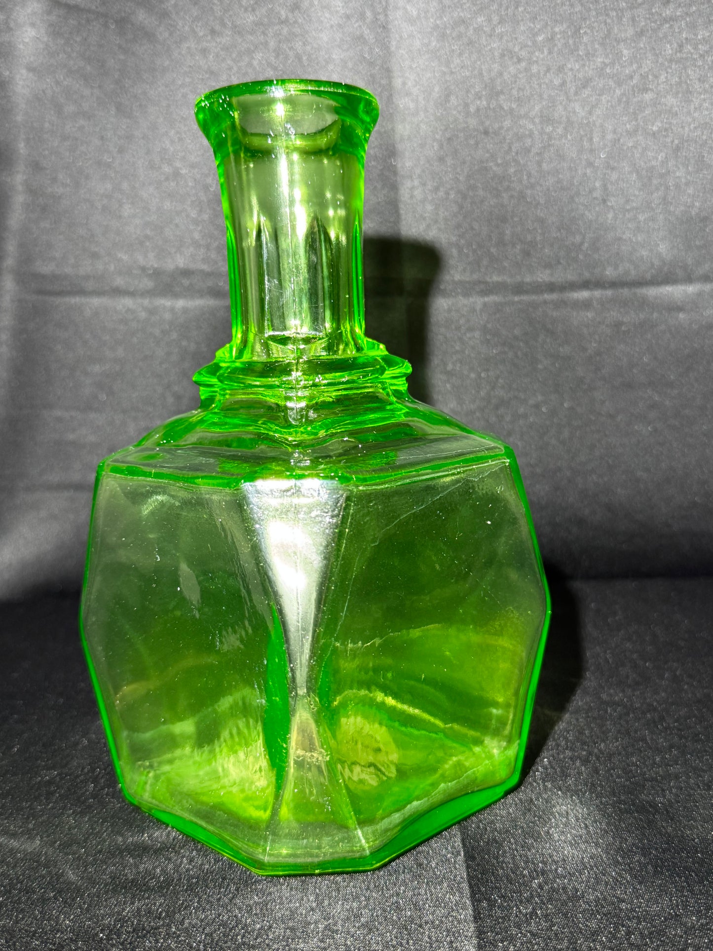 Vintage Anchor Hocking Green Uranium Glass Decanter – Art Deco Square Depression Glass – UV Glow