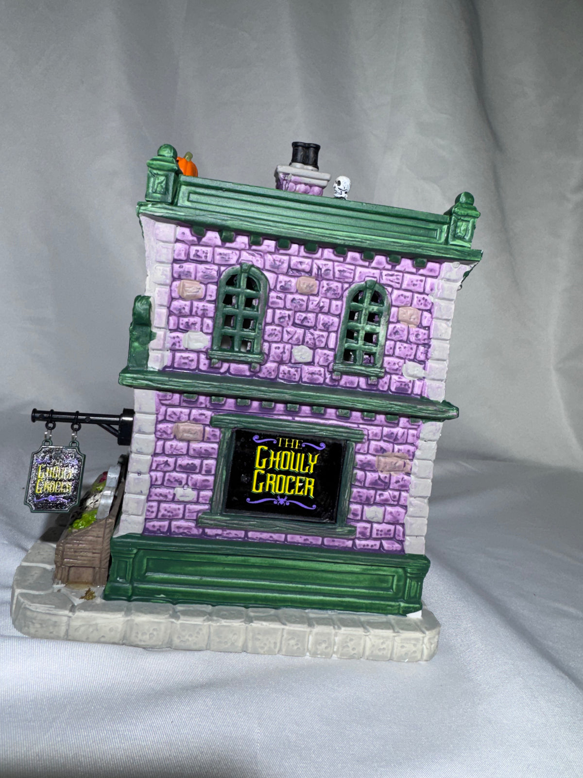 Lemax Spooky Town Ghouly Grocer #95458 – 2019 – Lighted Porcelain Building – Original Box