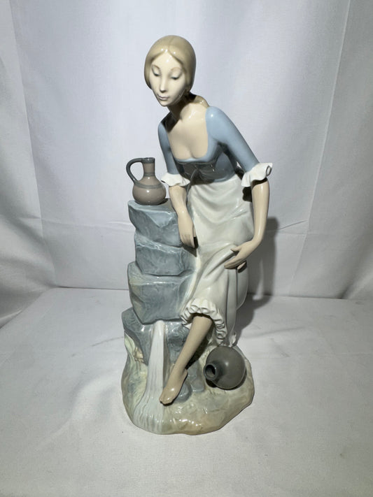 Lladro NAO “Girl from the Fountain” Porcelain Figurine – Elegant Collectible Statue