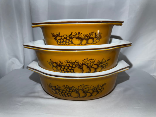 Vintage Pyrex Old Orchard Casserole Dish Set of 3 w/ Lids 1.5 Qt & 2.5 Qt Brown Fruit