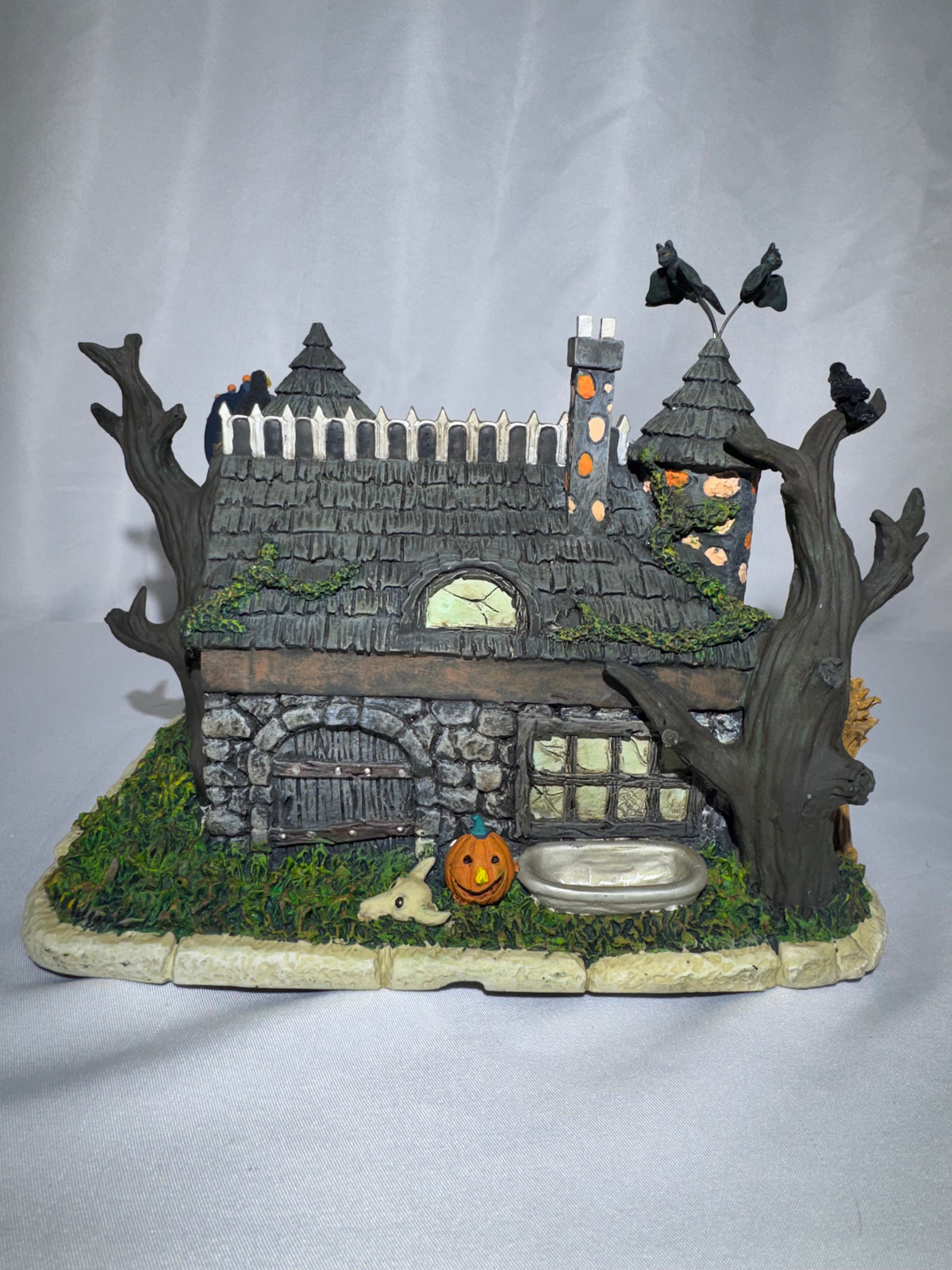 2004 Hawthorne Village The Munsters “Last Chance Gas” Station – Halloween Village A9097