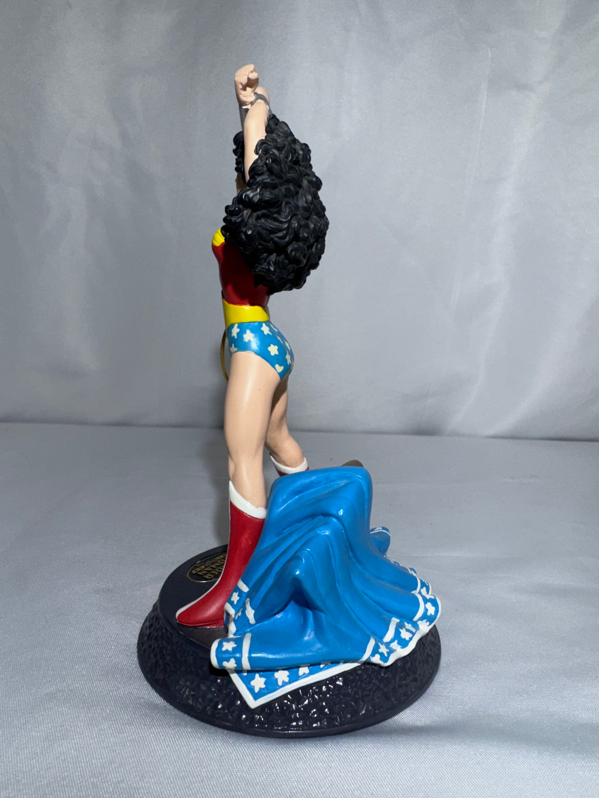 Hallmark 1996 DC Super Heroes Modern Era Wonder Woman Figurine – “Warrior of Strength and Wisdom”