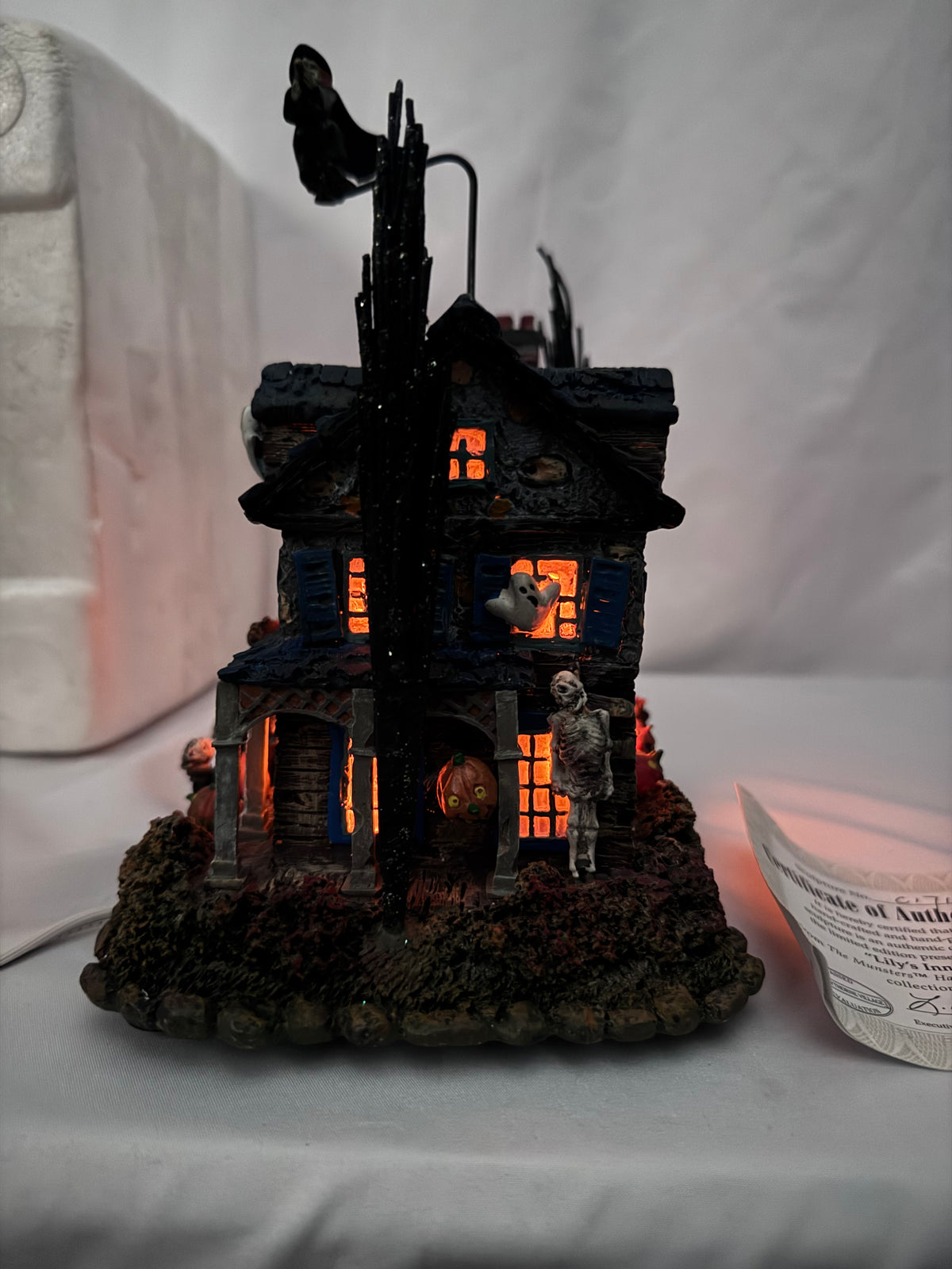 2004 Hawthorne Village The Munsters “Lily’s Inn” Halloween Village Lighted House – COA