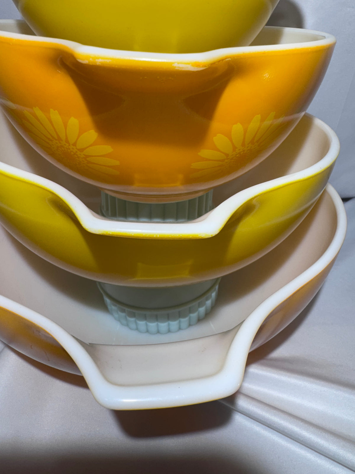 Vintage Pyrex Daisy Sunflower Mixing Bowls & Covered Casserole Dishes – 1970s – Set of 9 Pieces
