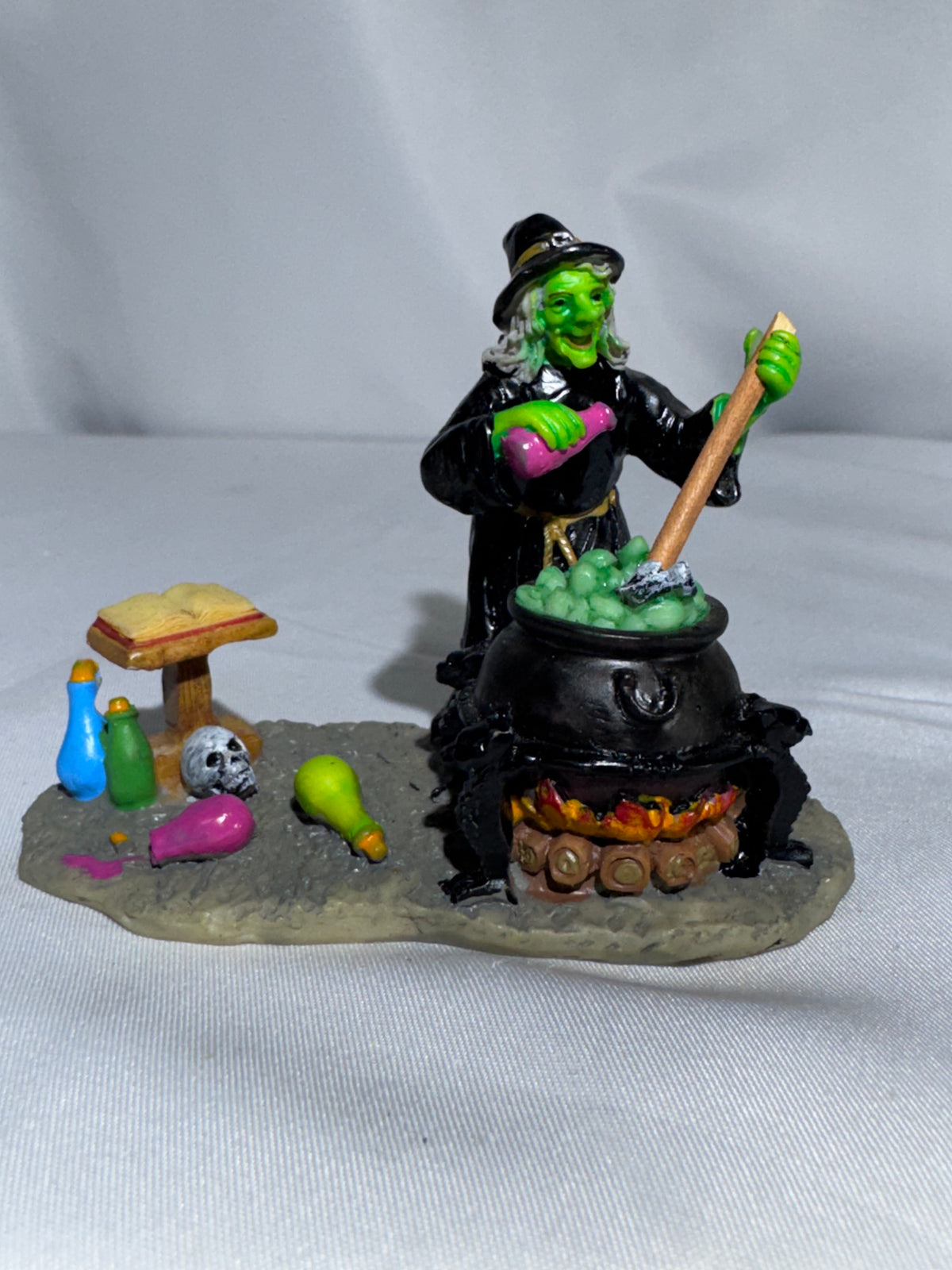 Lemax Spooky Town “The Witch’s Cauldron” #42840 — Halloween Village Figurine read