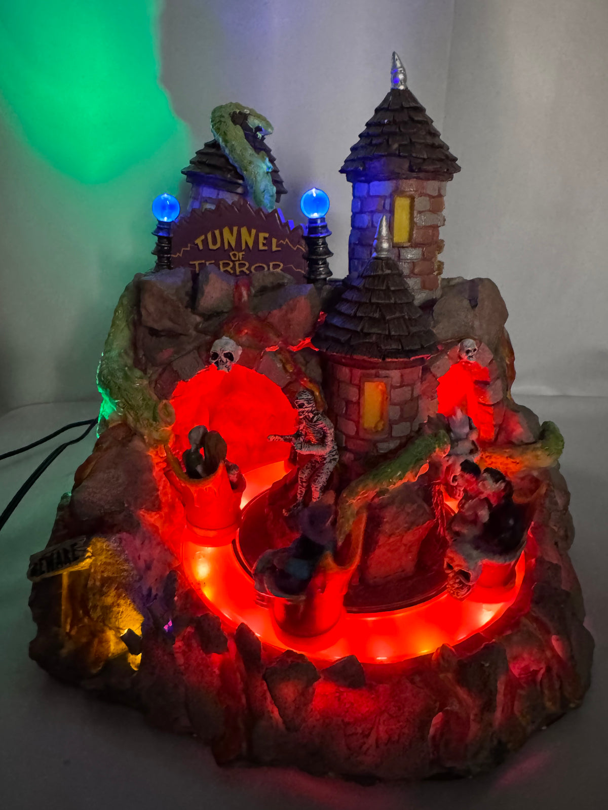 Lemax Spooky Town Tunnel of Terror #84771 – Retired 2008–2018 – Animated & Musical