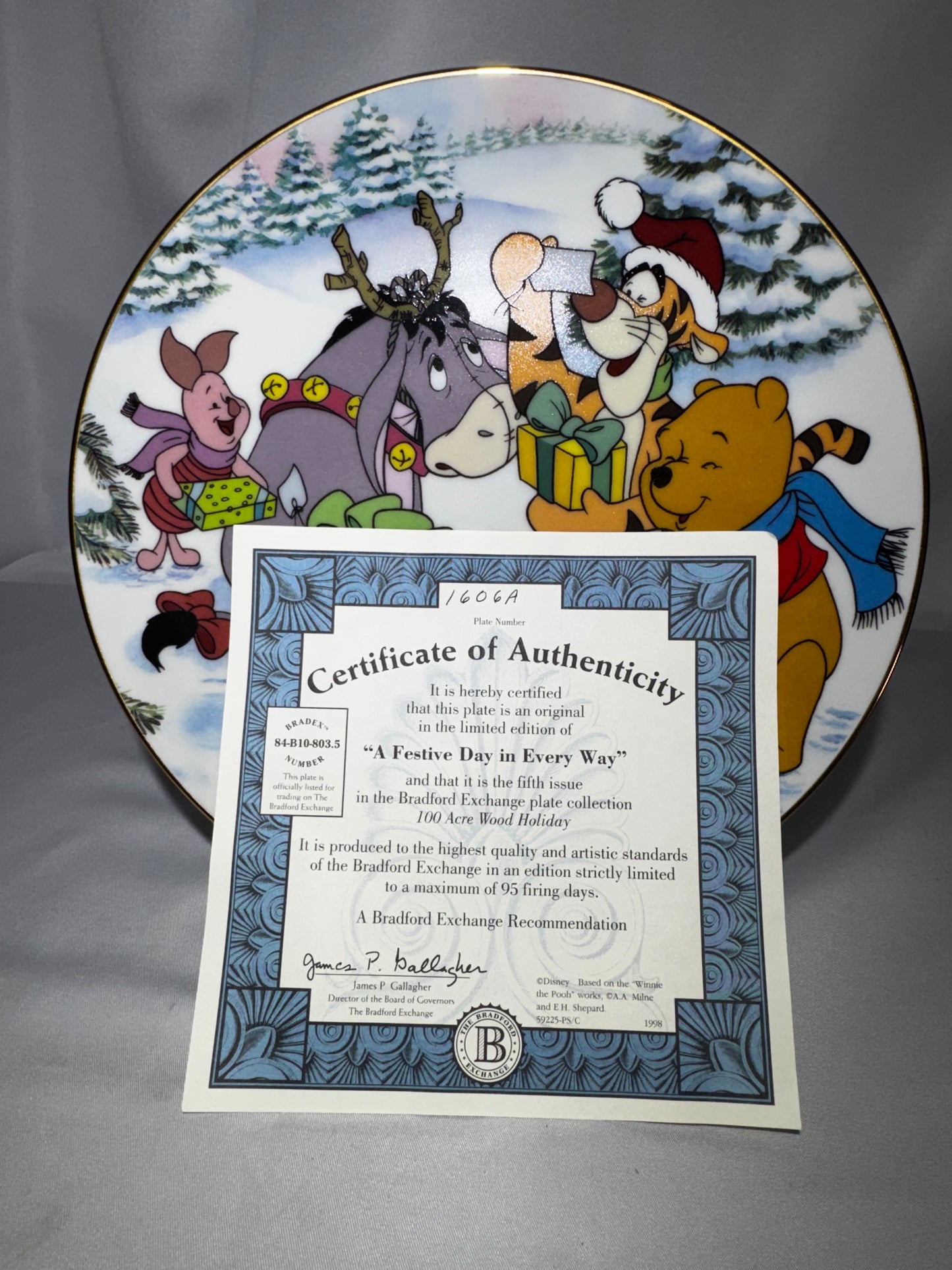 Bradford Exchange Winnie the Pooh “A Festive Day in Every Way” Plate 5th Issue Gold Trim 1606A