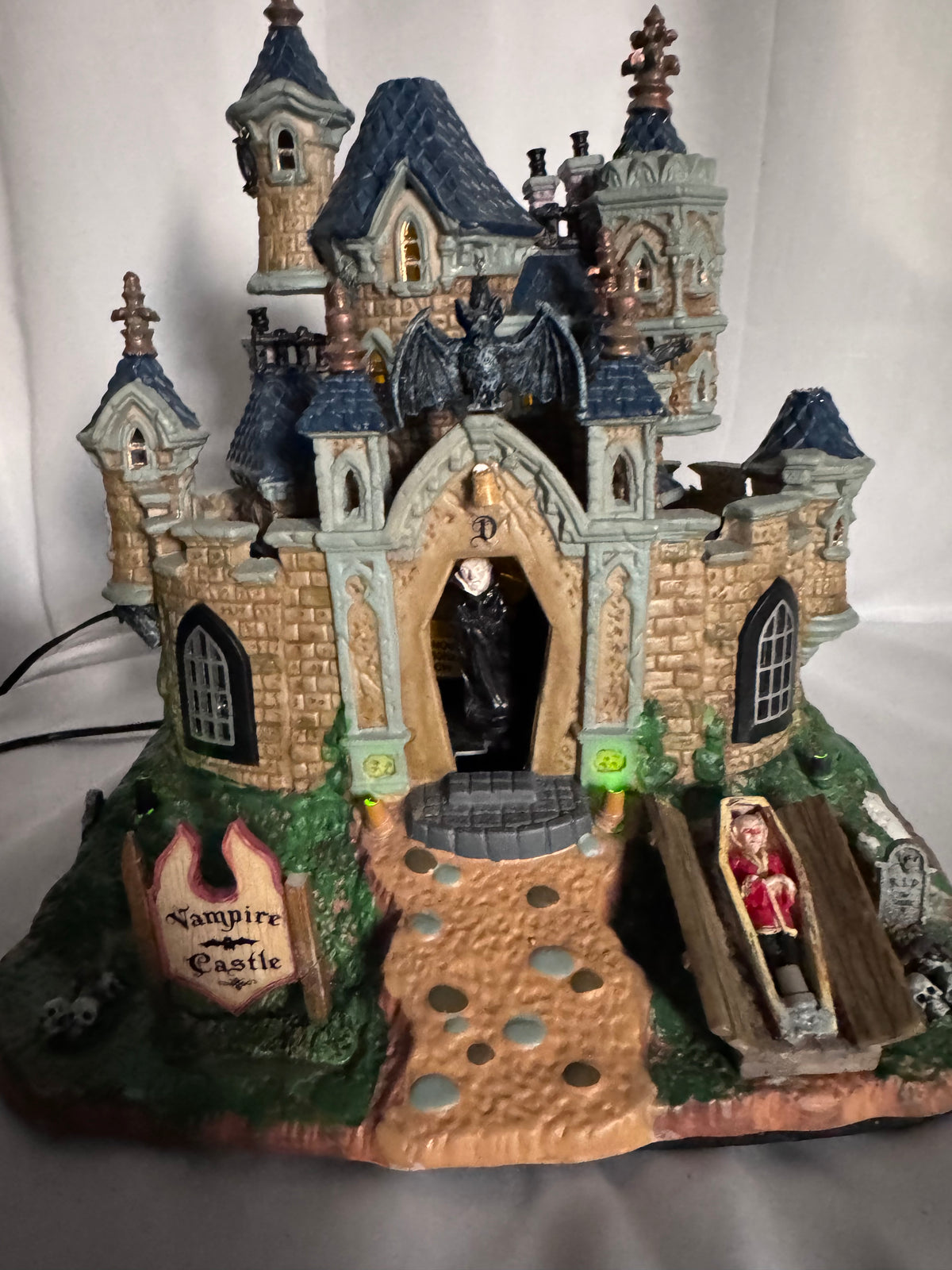 Lemax Spooky Town Vampire Castle #75498 – Retired 2007 Halloween Village – Animated & Lighted