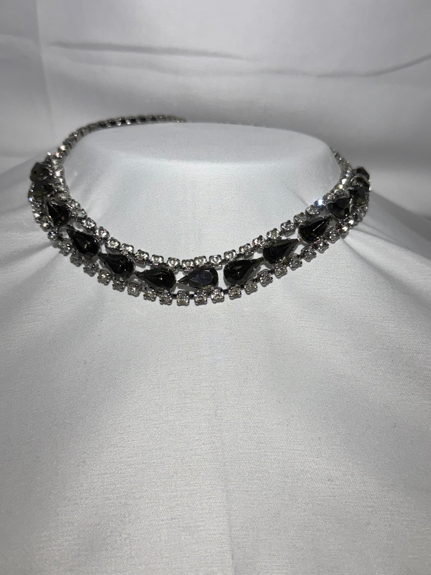Vintage Women’s Pear-Shaped Rhinestone Necklace / Choker – Silver Tone