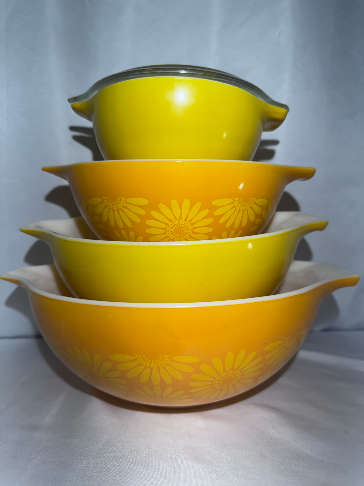 Vintage Pyrex Daisy Sunflower Mixing Bowls & Covered Casserole Dishes – 1970s – Set of 9 Pieces
