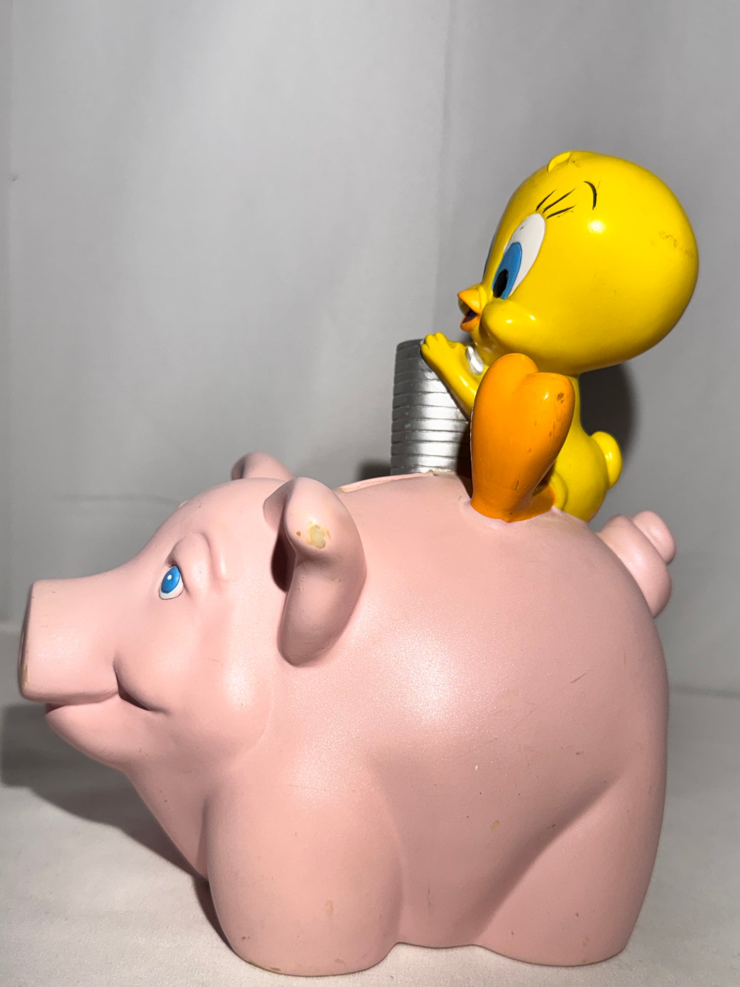 vintage 2000 Warner Brothers Looney Tunes Tweety Bird on pink pig piggy bank