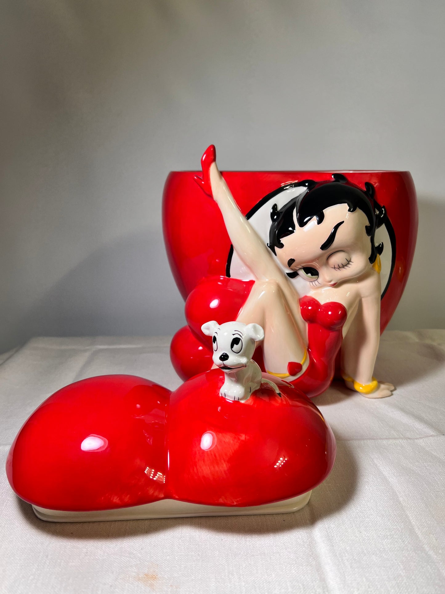 Betty Boop-Cookie Jar- Pudgy sitting on Heart- Pacific Enterprise-2007- King Features Syndicate