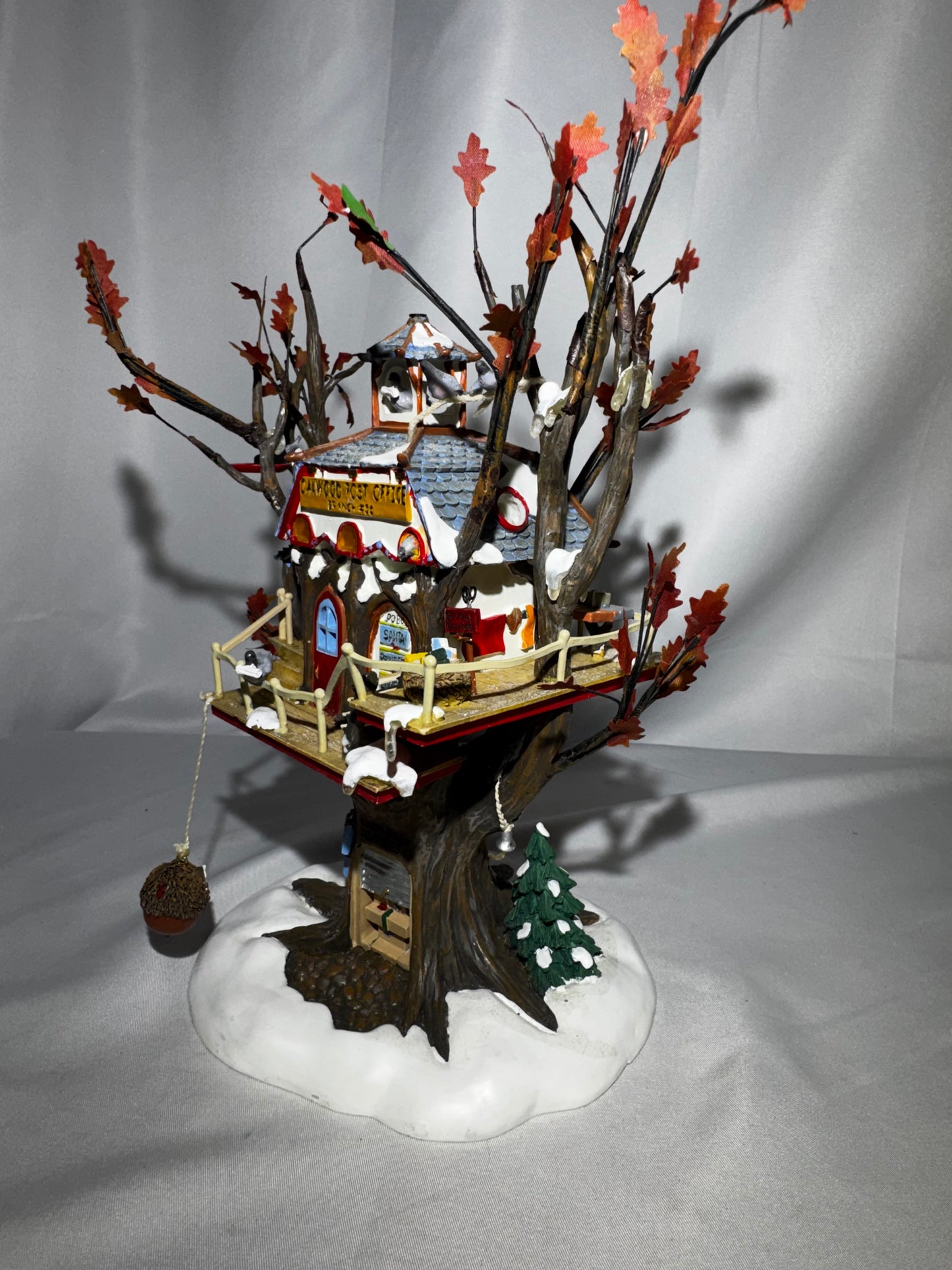 Department 56 North Pole Woods “Oakwood Post Office Branch” Lighted Treehouse – Retired Collectible