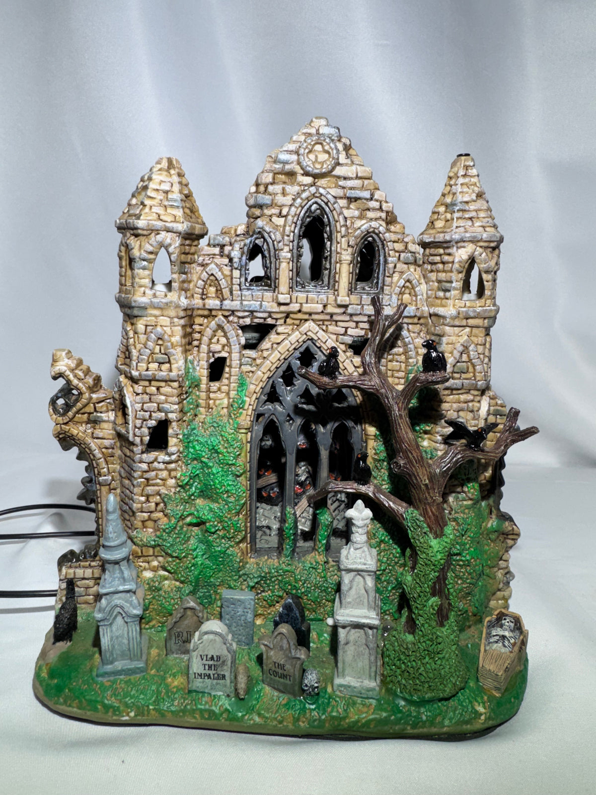 Lemax Spooky Town Gothic Ruins Lighted Building #65342 – 2006 – Retired