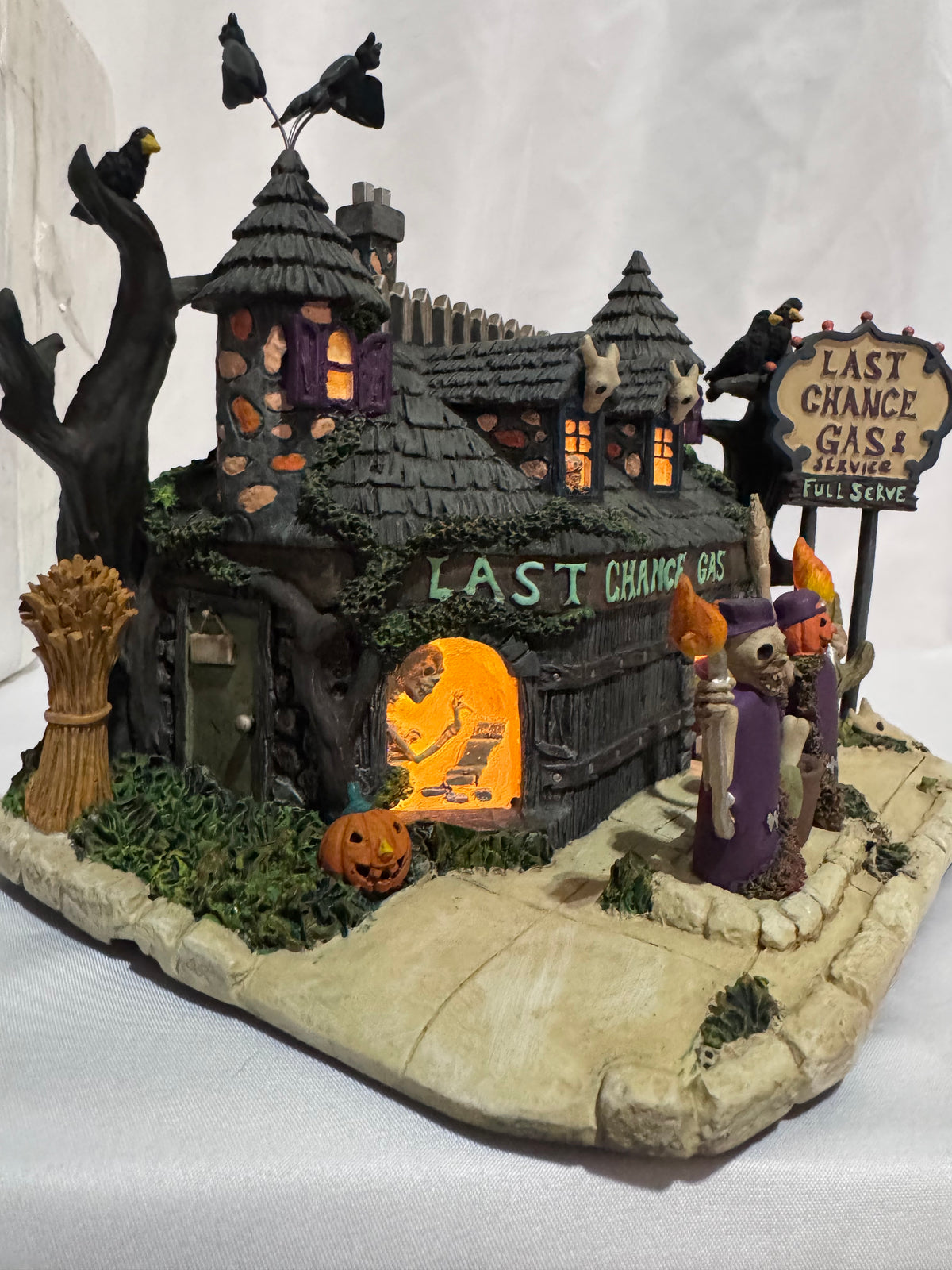 2004 Hawthorne Village The Munsters “Last Chance Gas” Station – Halloween Village A9097