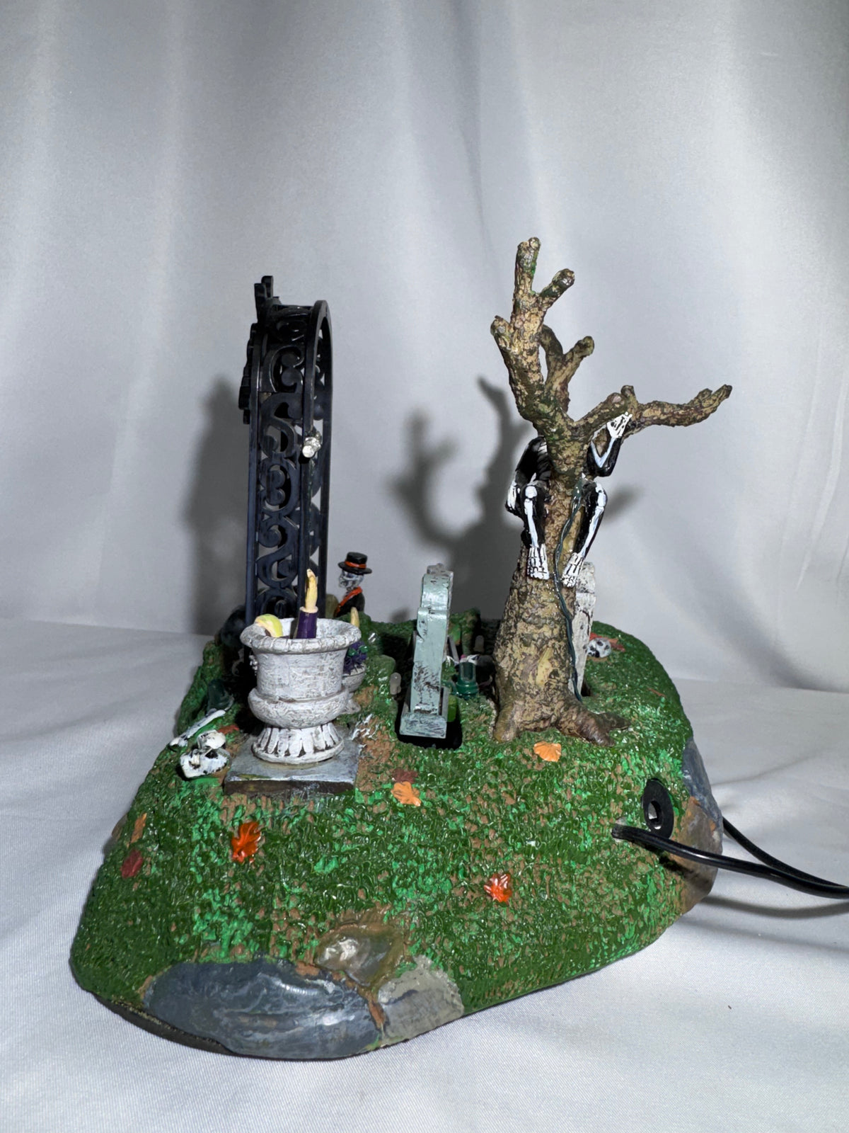 Lemax Spooky Town Restless Tombstones Animated Table Accent #74605 – 2007 – Retired