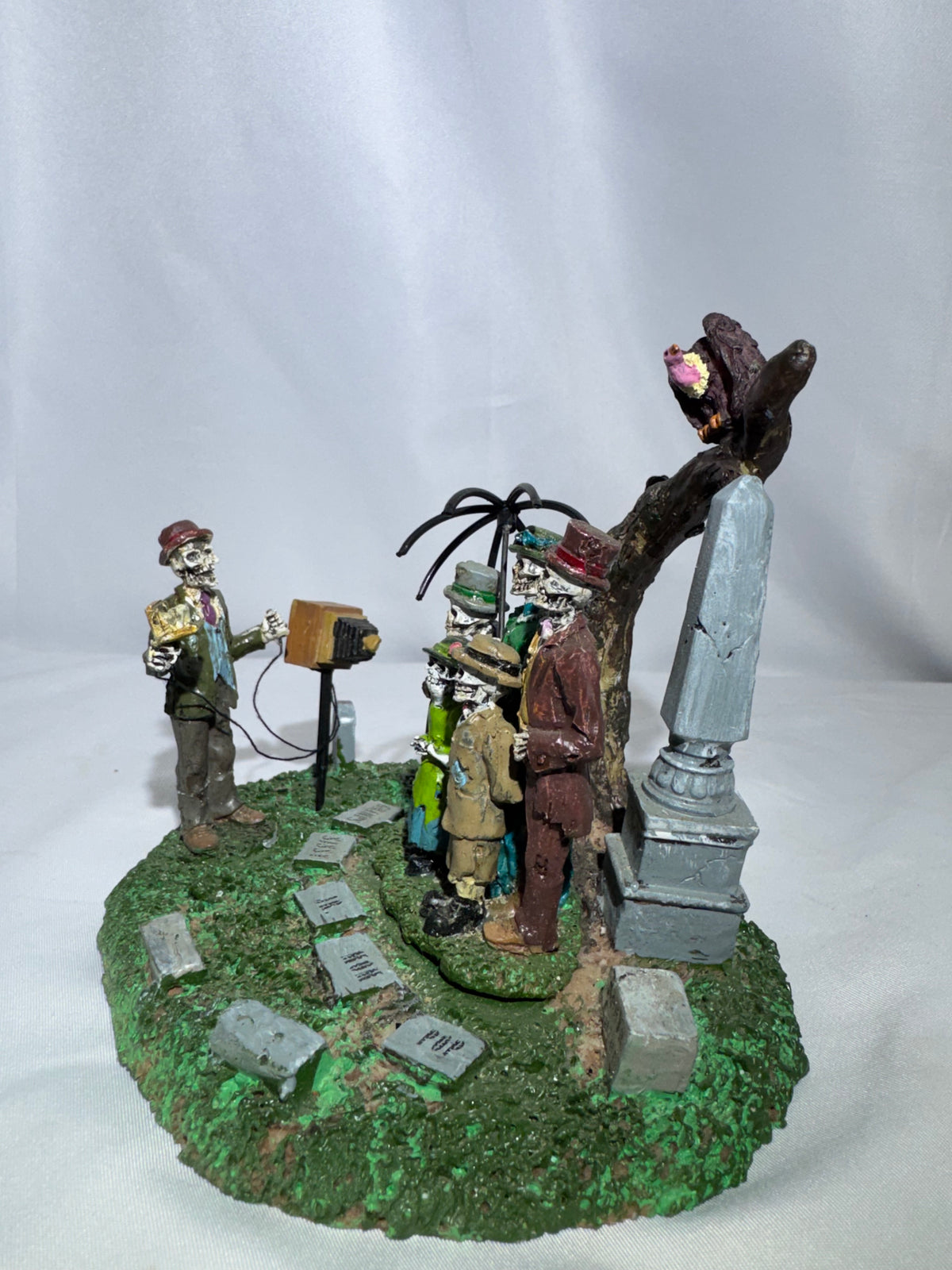 Lemax Spooky Town “Funeral Photo” Figurine Set #93713 – 2009 Retired Halloween