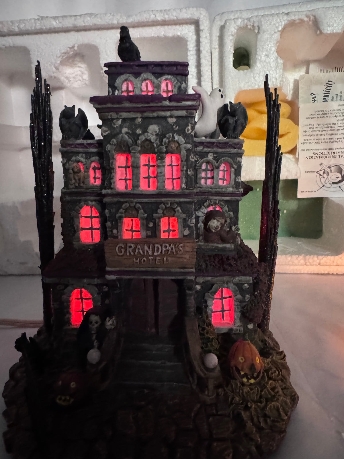 Hawthorne Village The Munsters Halloween Village – Grandpa’s Touch of Transylvania Hotel – 2004