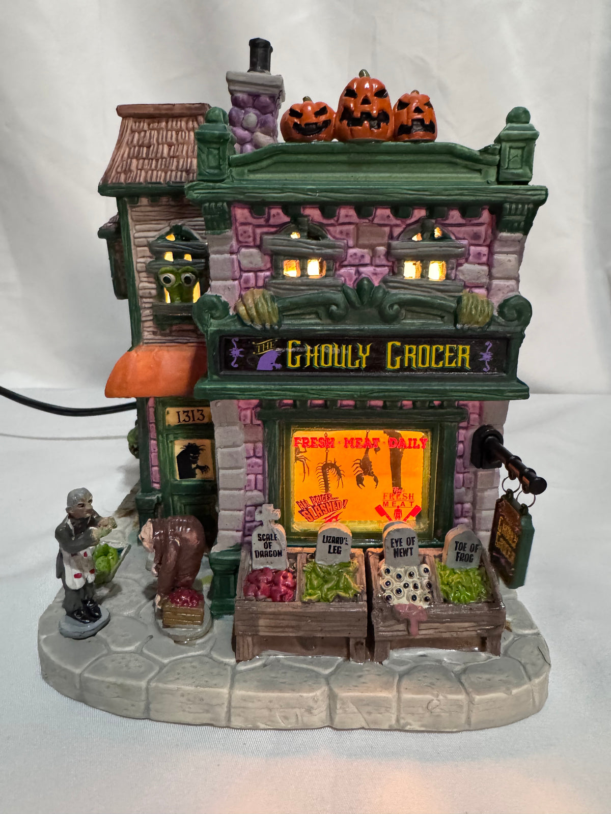 Lemax Spooky Town Ghouly Grocer #95458 – 2019 – Lighted Porcelain Building – Original Box