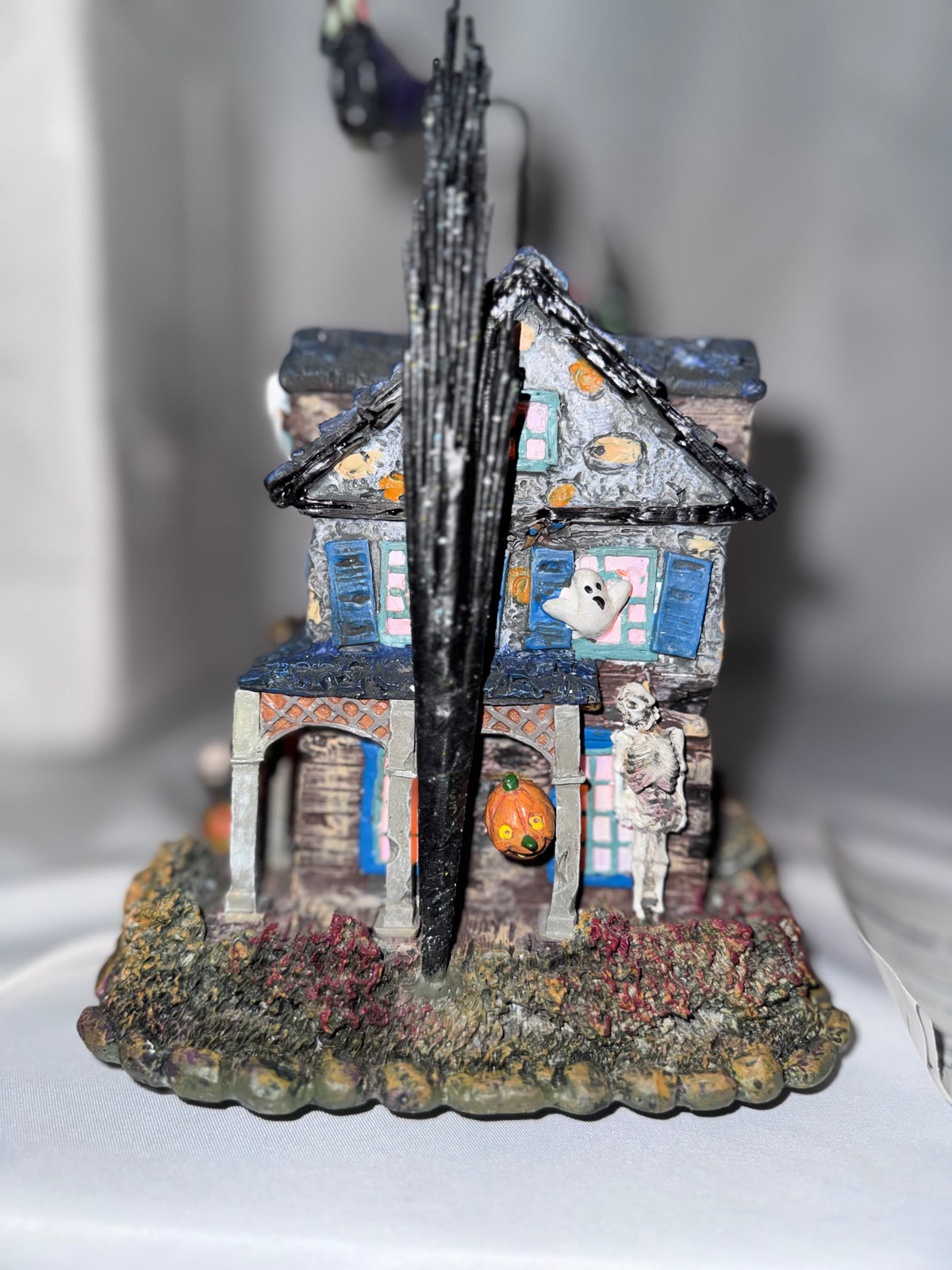 2004 Hawthorne Village The Munsters “Lily’s Inn” Halloween Village Lighted House – COA