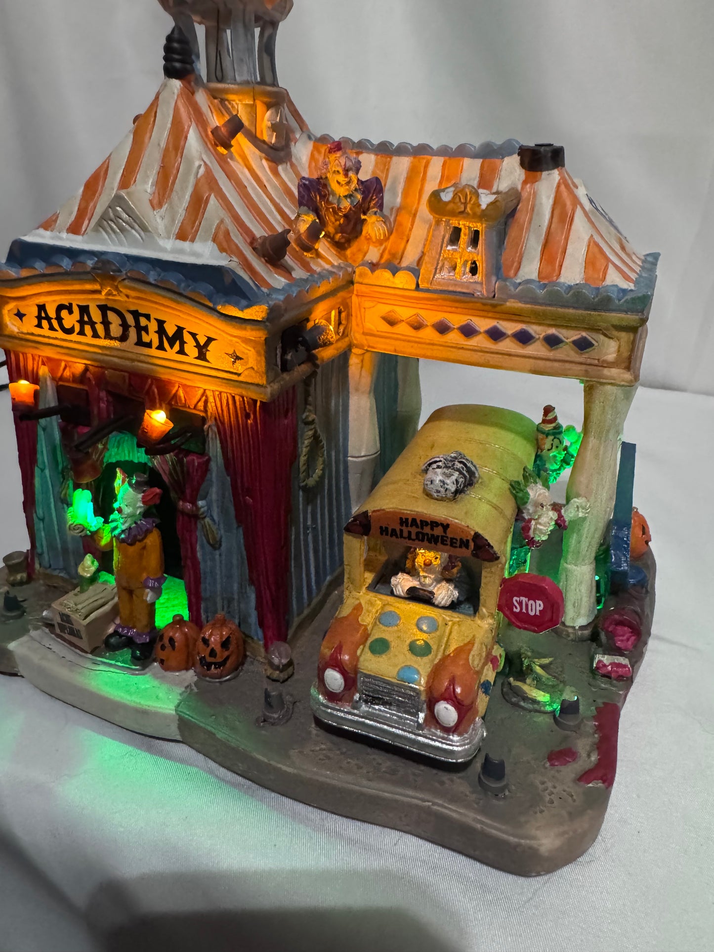 Lemax Spooky Town Creepy Clown Academy #55905 – 2016 – Lighted & Sound – read