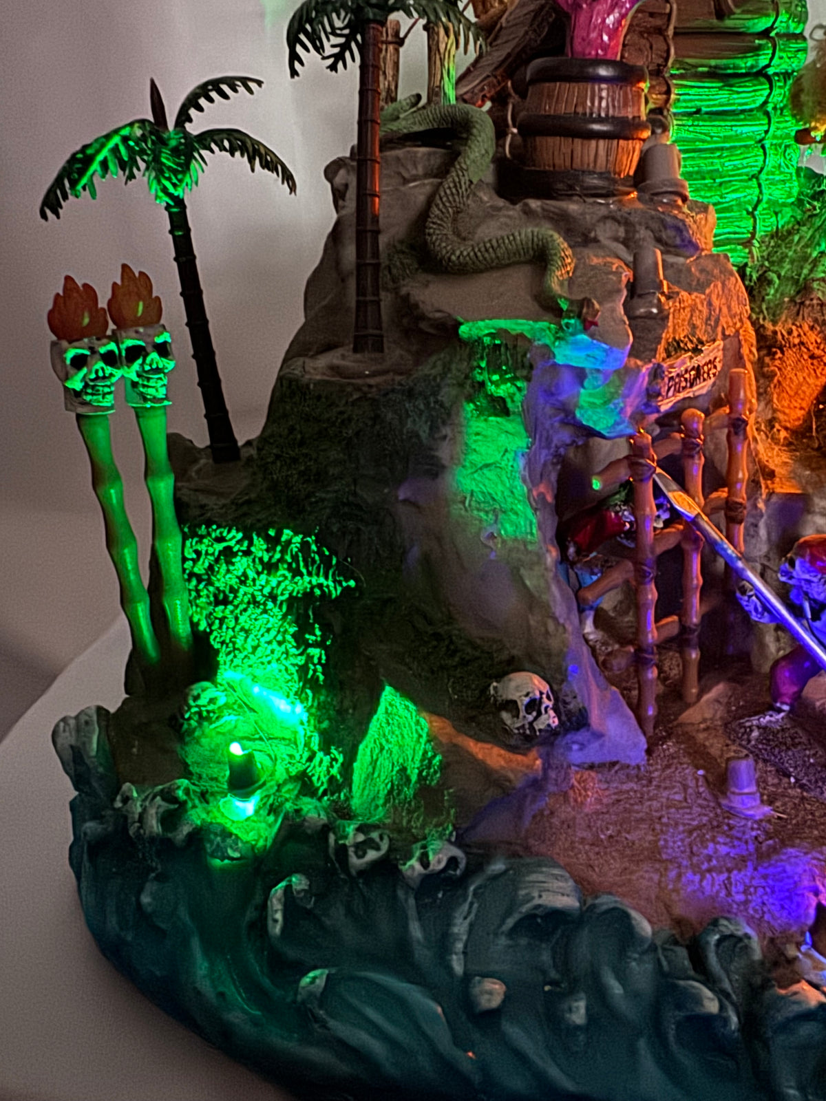 Lemax Spooky Town Pirates’ Hideout #84764 — Retired 2008 Halloween Village