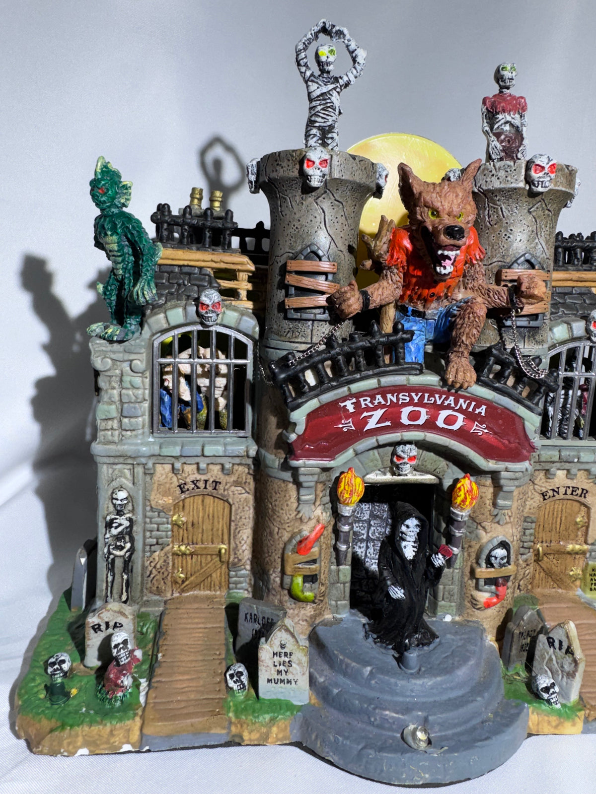 Lemax Spooky Town Transylvania Zoo – Animated Lighted & Musical Halloween Building – Retired