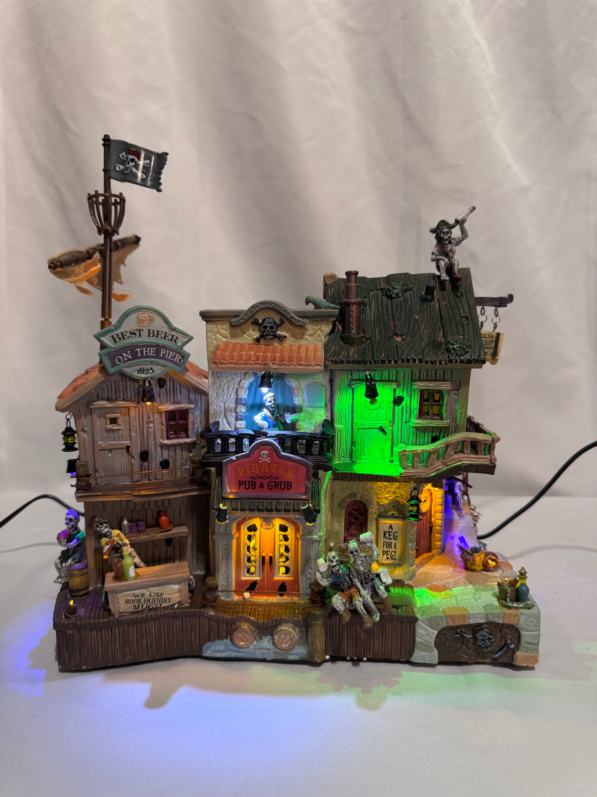 Lemax Spooky Town Pirates Pub & Grub #85666 – Retired Halloween Village – Original Box