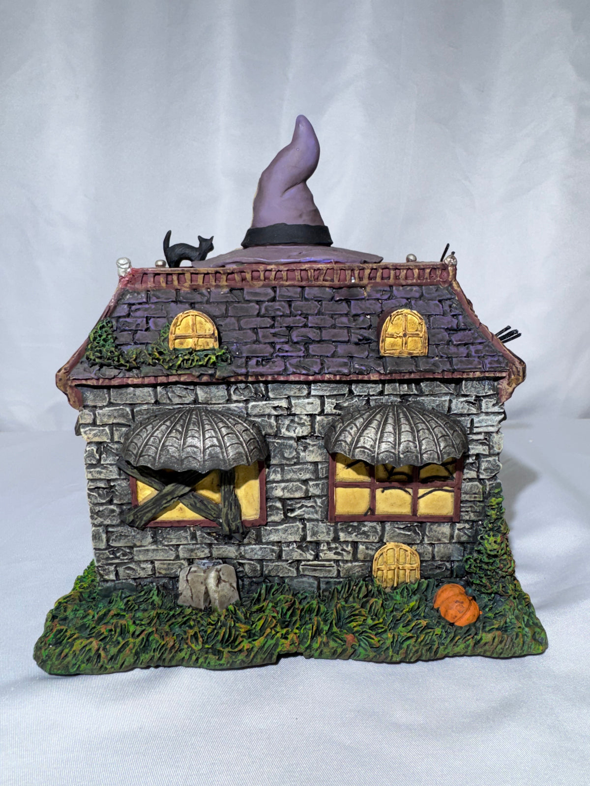 Hawthorne Village The Munsters Lily’s Costume Shop – A2296 – 2005 Halloween Village