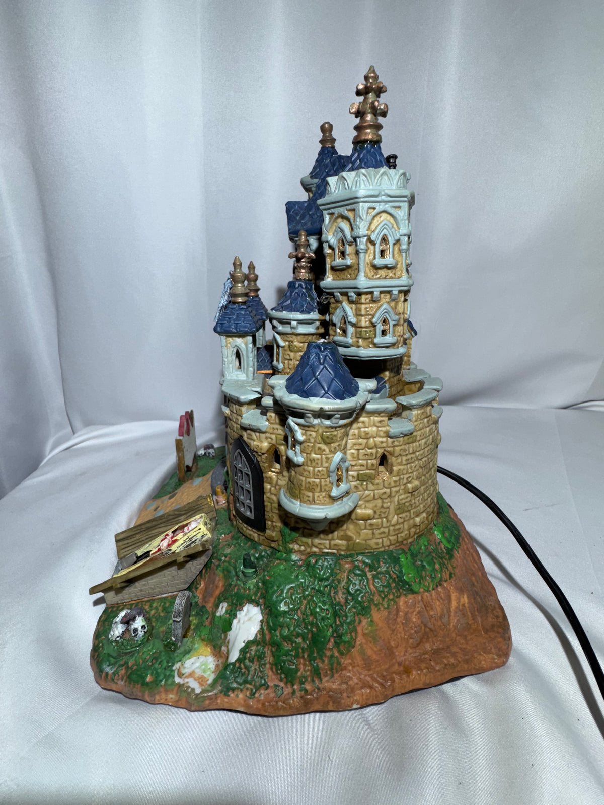 Lemax Spooky Town Vampire Castle #75498 – Retired 2007 Halloween Village – Animated & Lighted