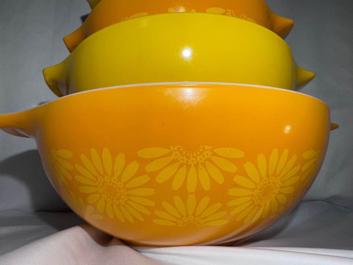 Vintage Pyrex Daisy Sunflower Mixing Bowls & Covered Casserole Dishes – 1970s – Set of 9 Pieces