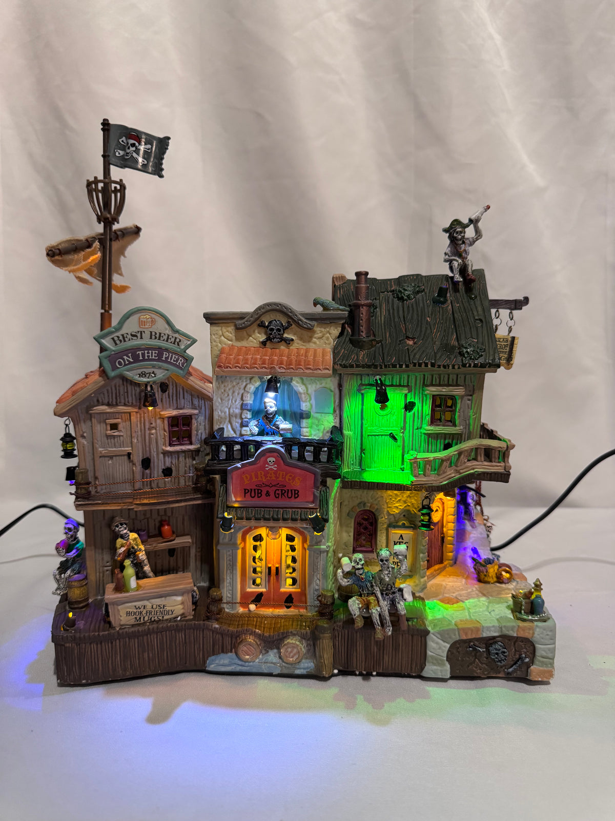 Lemax Spooky Town Pirates Pub & Grub #85666 – Retired Halloween Village – Original Box