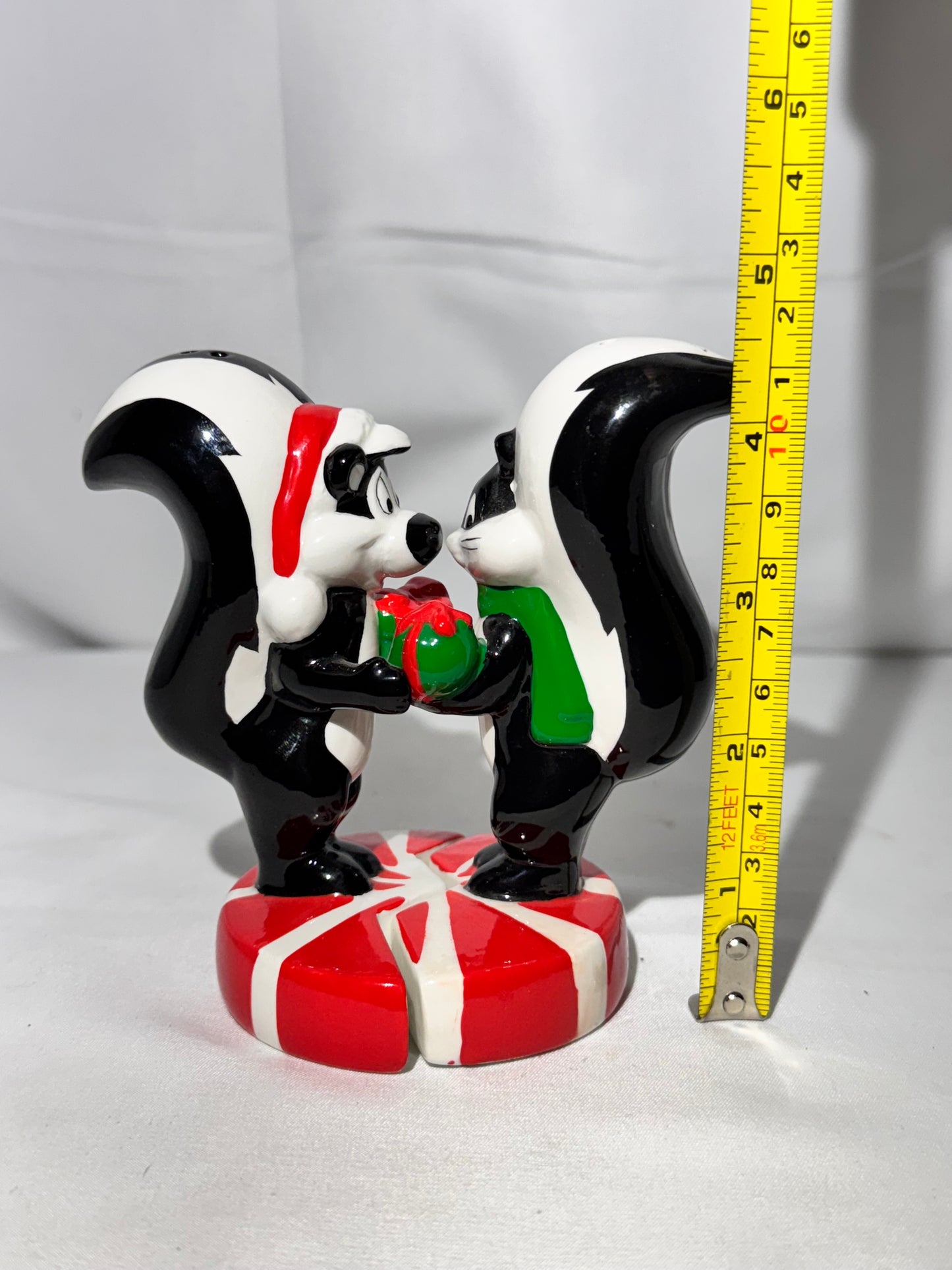 Looney Tunes Warner Brothers 1998 Pepé Le Pew & Penelope Salt and Pepper Shakers