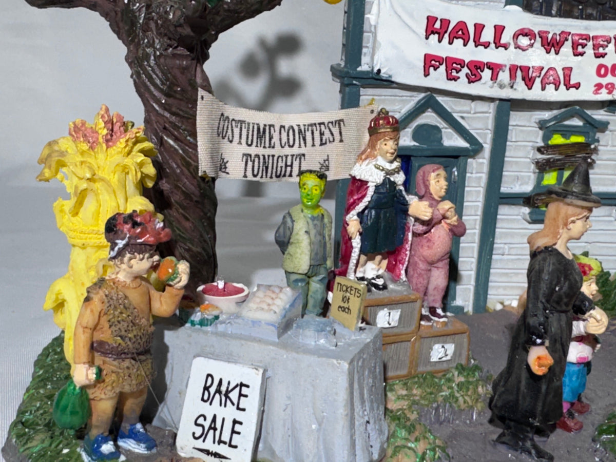 Lemax Spooky Town Halloween Festival #43422 – Retired 2004 – Original Box