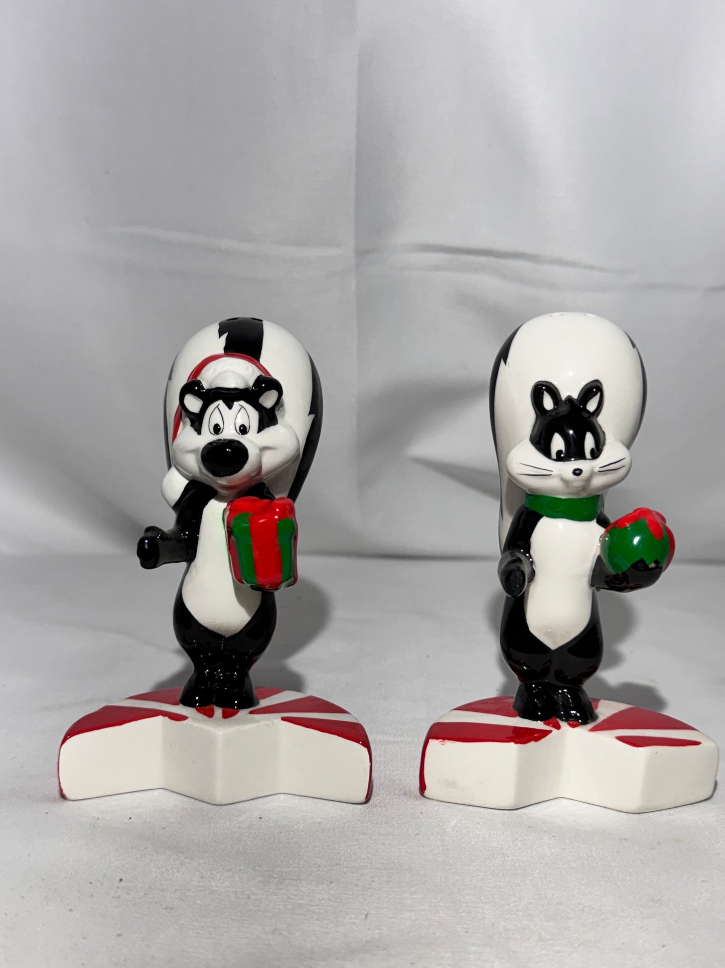 Looney Tunes Warner Brothers 1998 Pepé Le Pew & Penelope Salt and Pepper Shakers