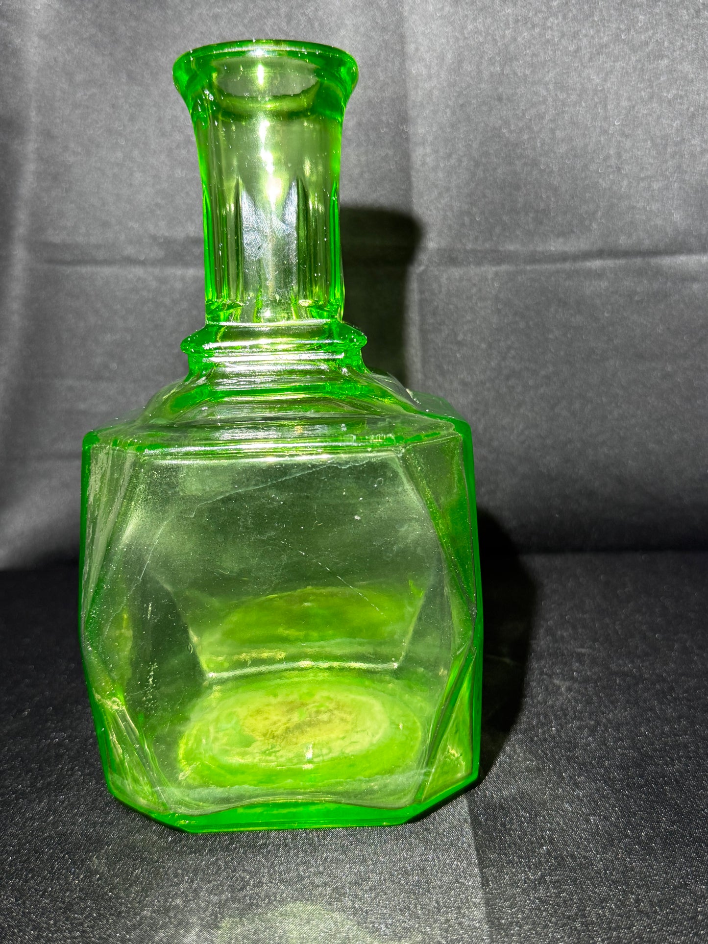 Vintage Anchor Hocking Green Uranium Glass Decanter – Art Deco Square Depression Glass – UV Glow