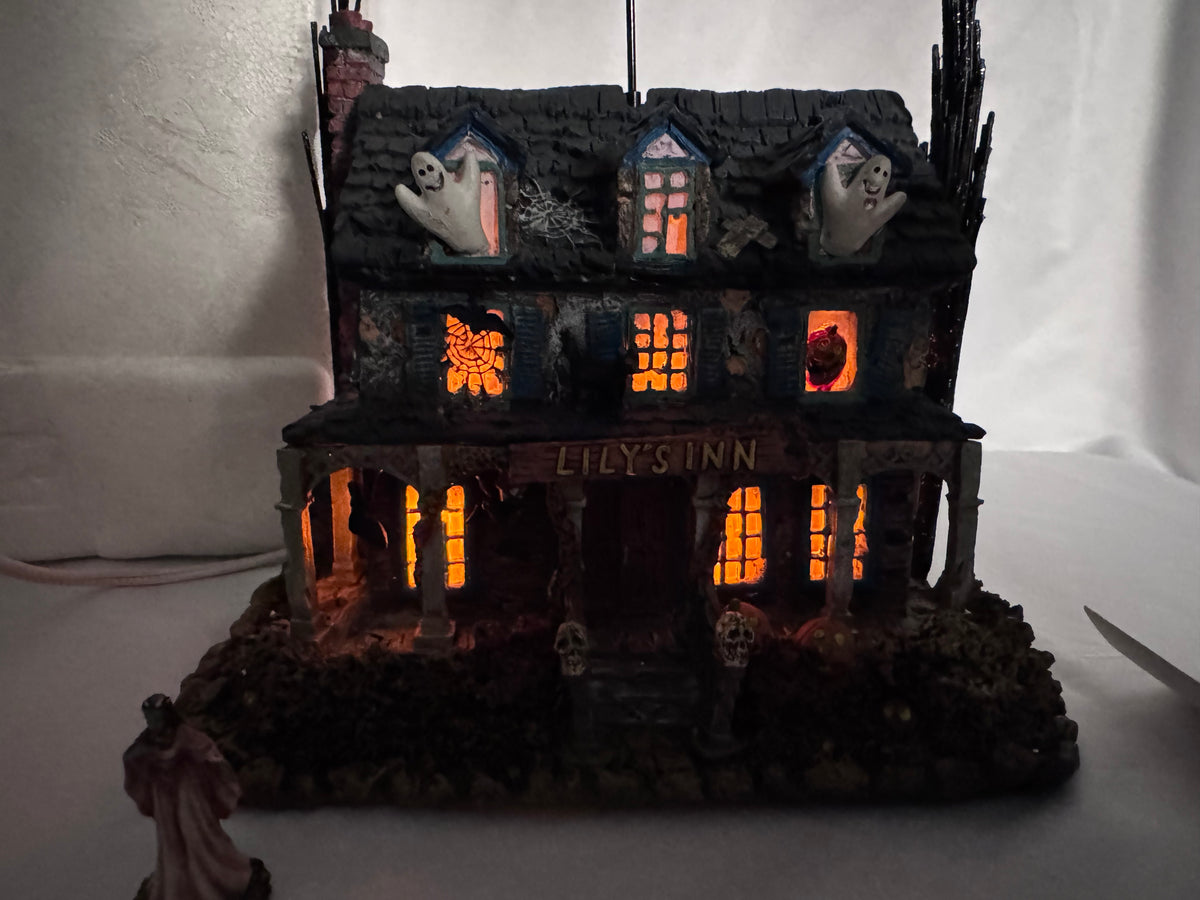 2004 Hawthorne Village The Munsters “Lily’s Inn” Halloween Village Lighted House – COA
