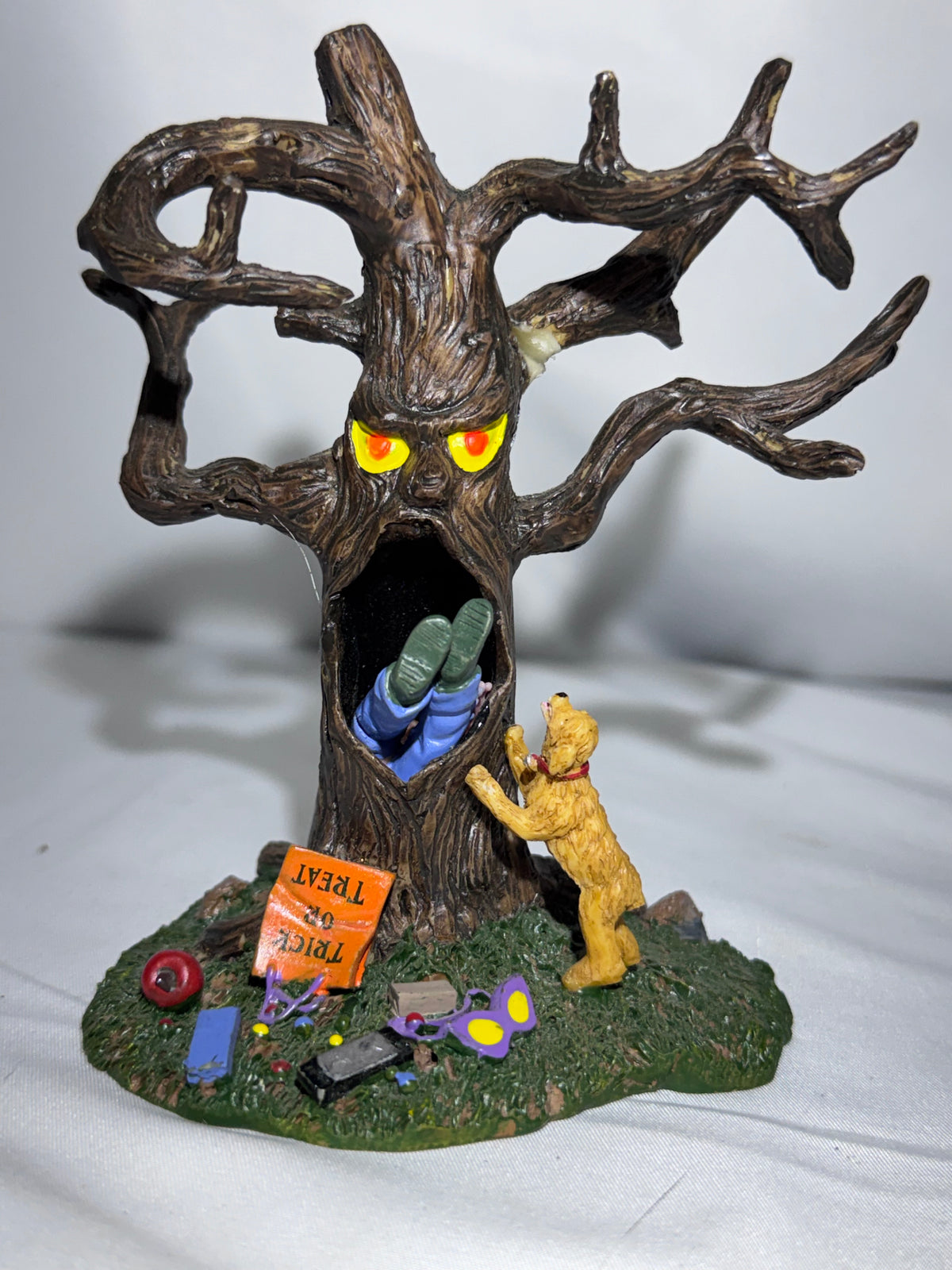 Lemax Spooky Town “Trick or Treater-Eating Tree” #53510 — 2005 Retired